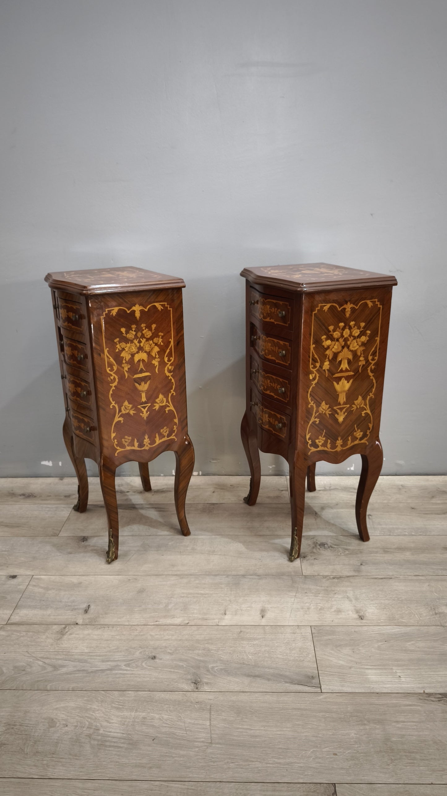 89929 Coppia di comodini in legno intarsiato