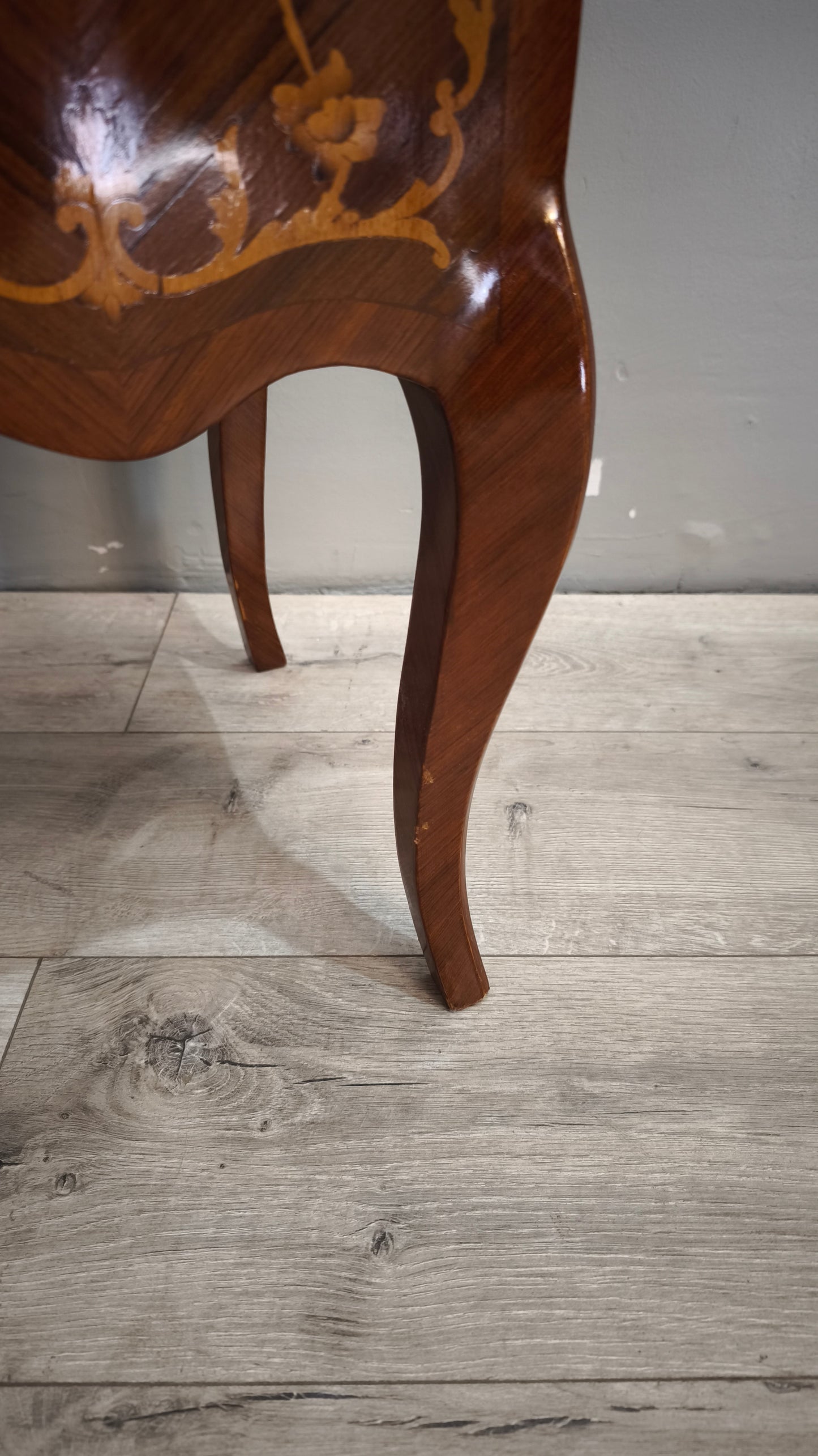89929 Coppia di comodini in legno intarsiato