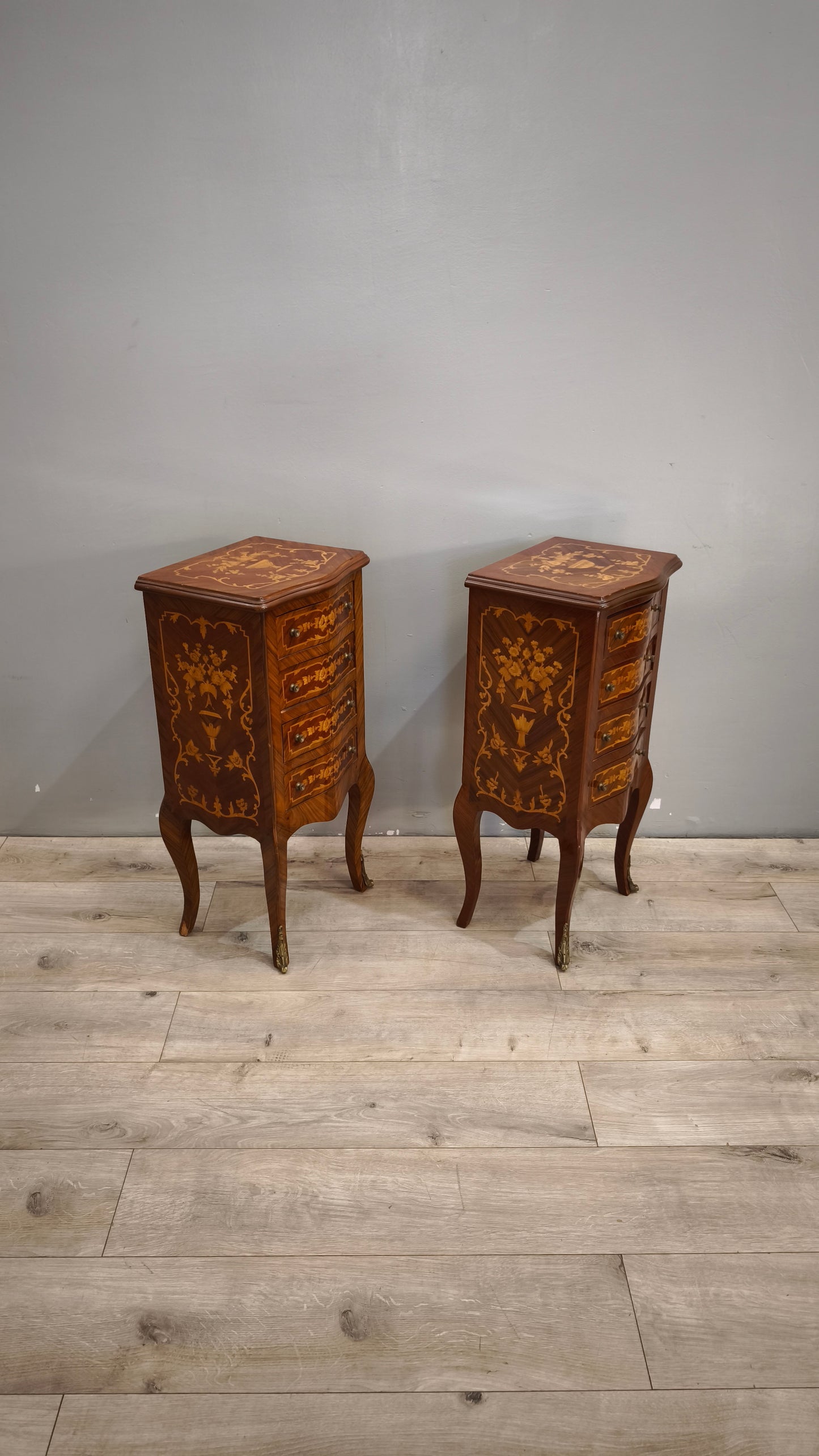 89929 Coppia di comodini in legno intarsiato