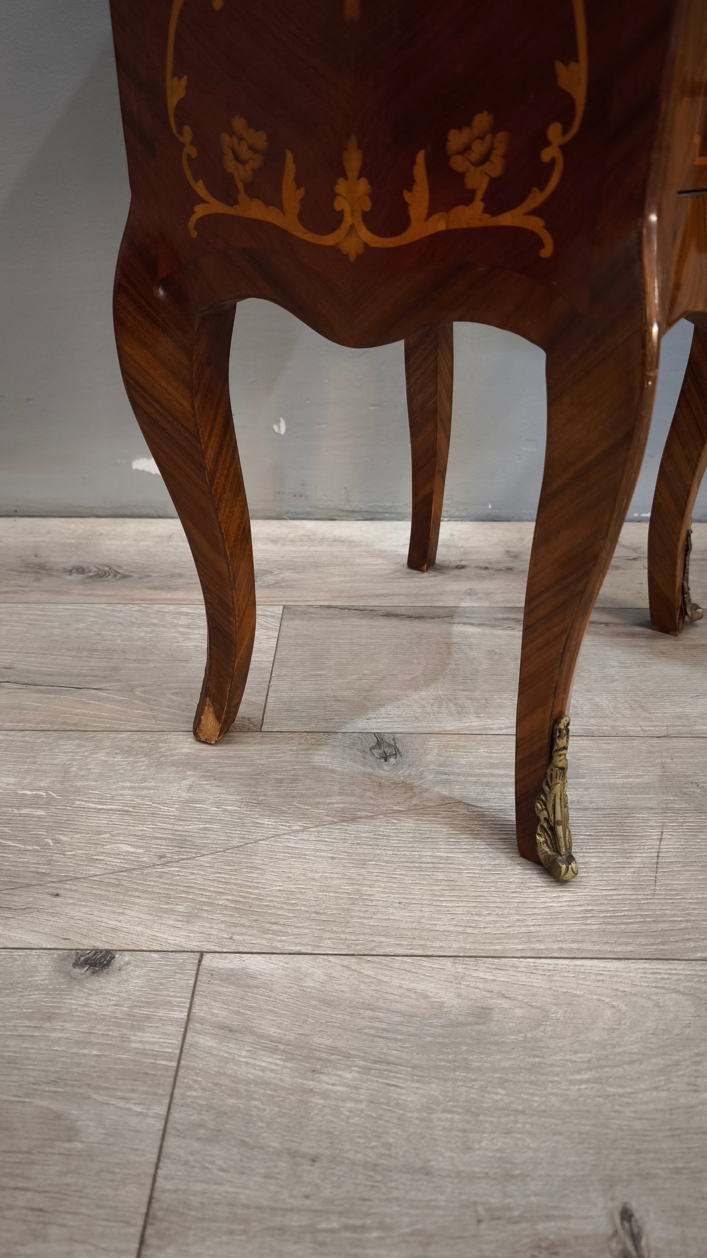 89929 Coppia di comodini in legno intarsiato