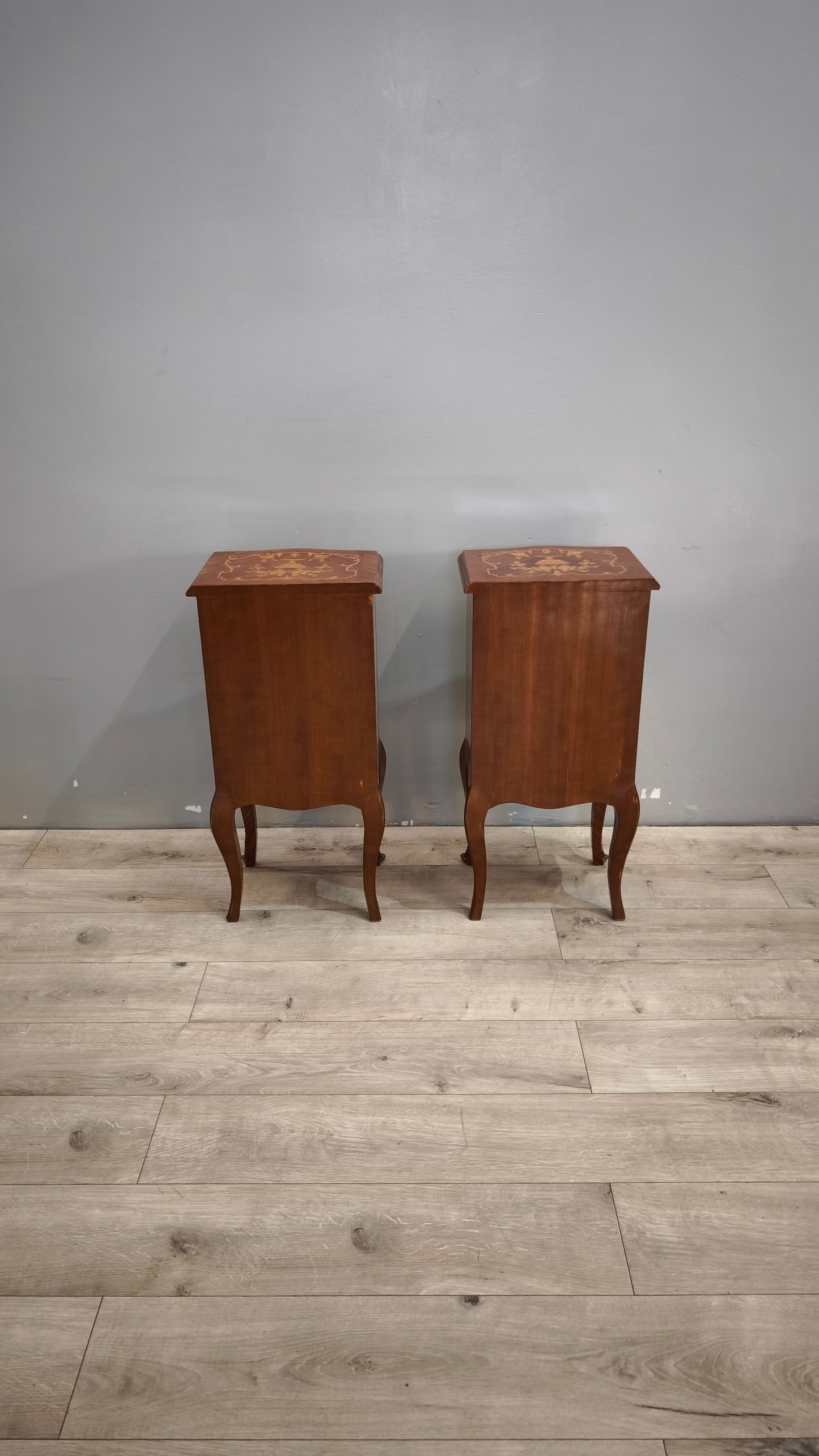 89929 Coppia di comodini in legno intarsiato