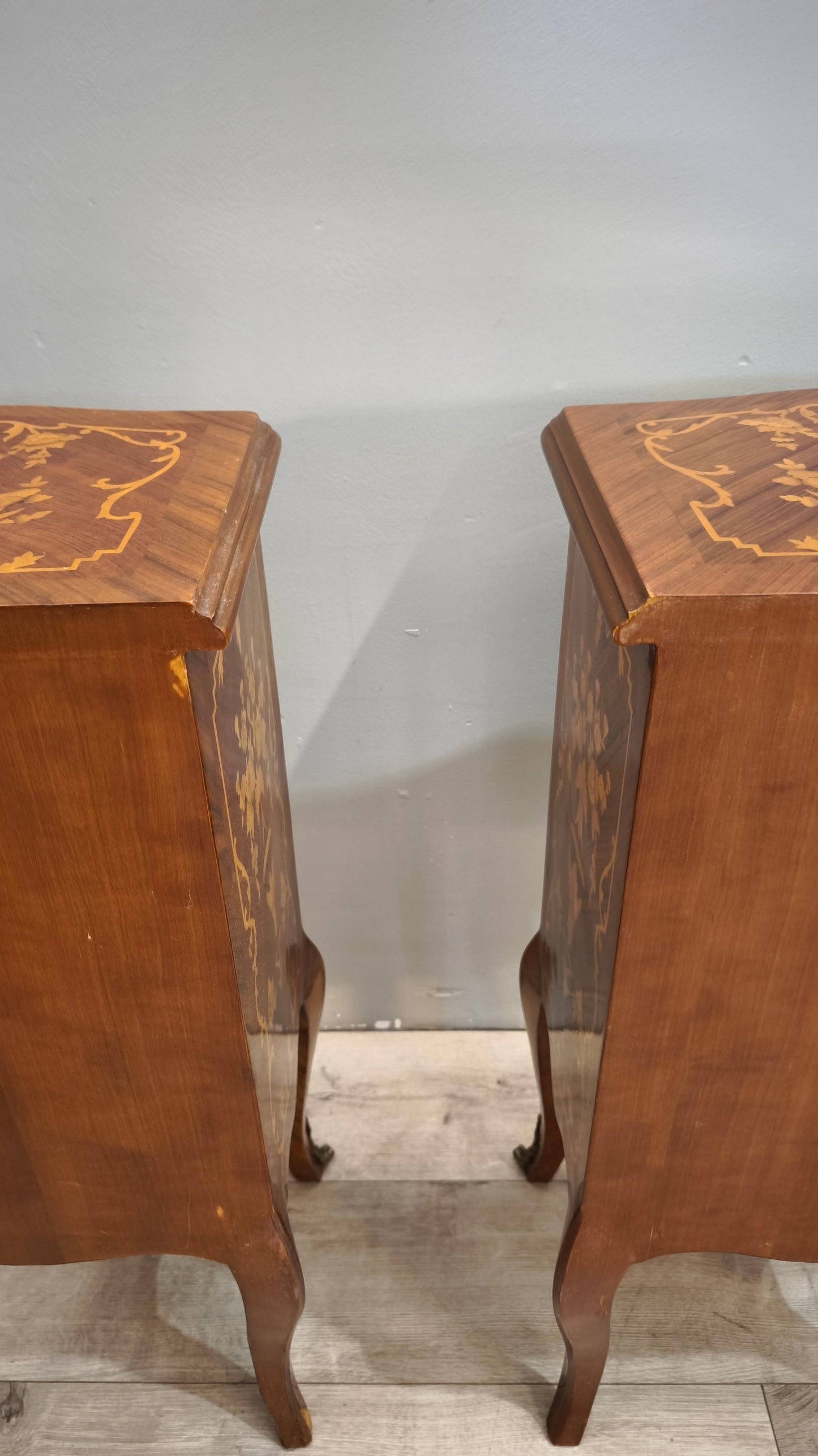 89929 Coppia di comodini in legno intarsiato