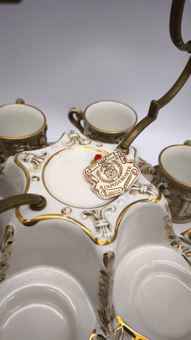 89665 Servizio 6 tazzine con piattino e zuccheriera in ceramica di Capodimonte con alzatina