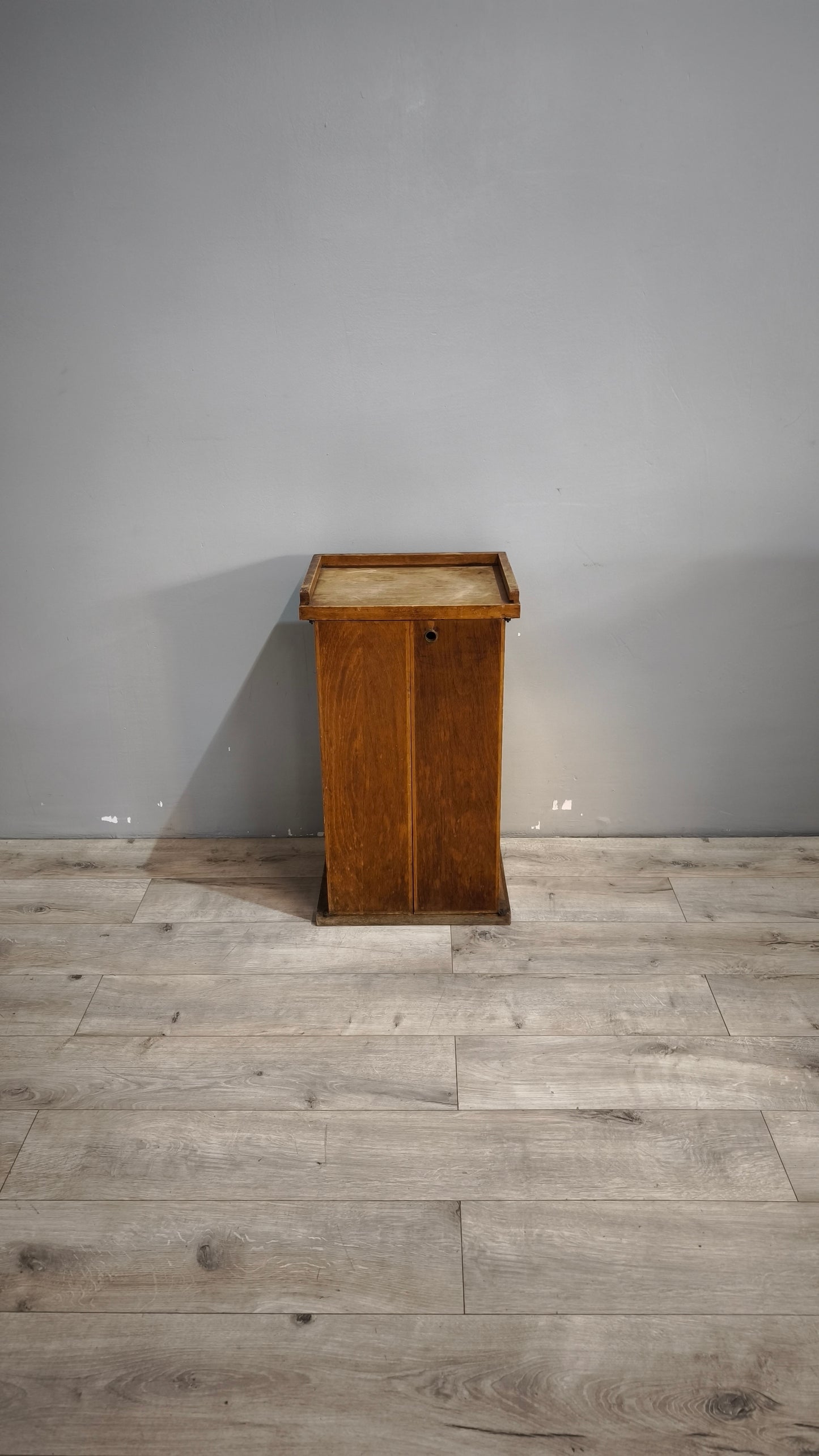 89784 Mobiletto due ante in legno con cassetto interno