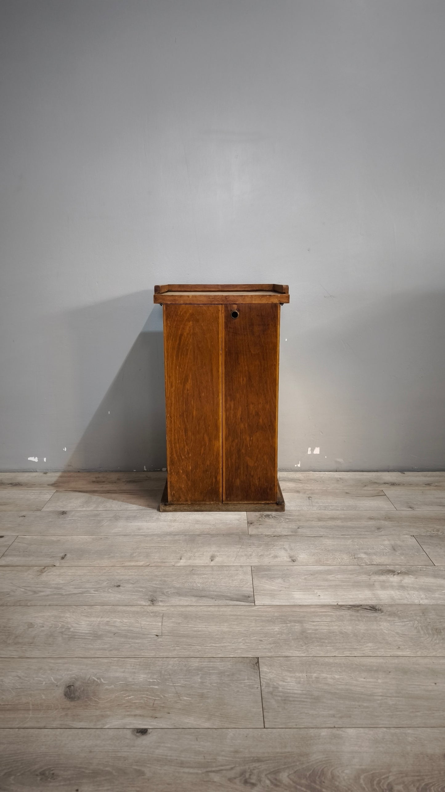 89784 Mobiletto due ante in legno con cassetto interno