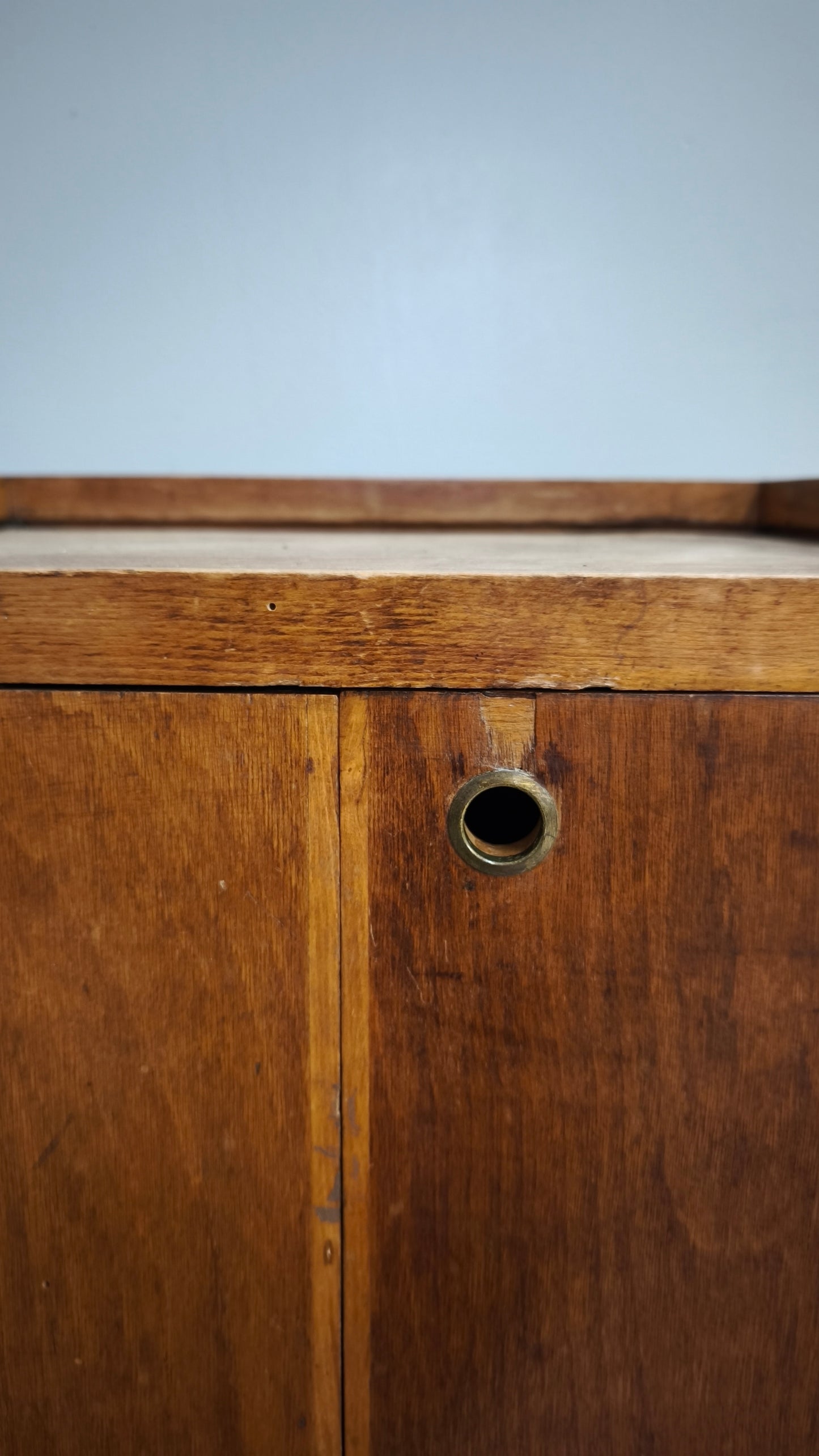 89784 Mobiletto due ante in legno con cassetto interno