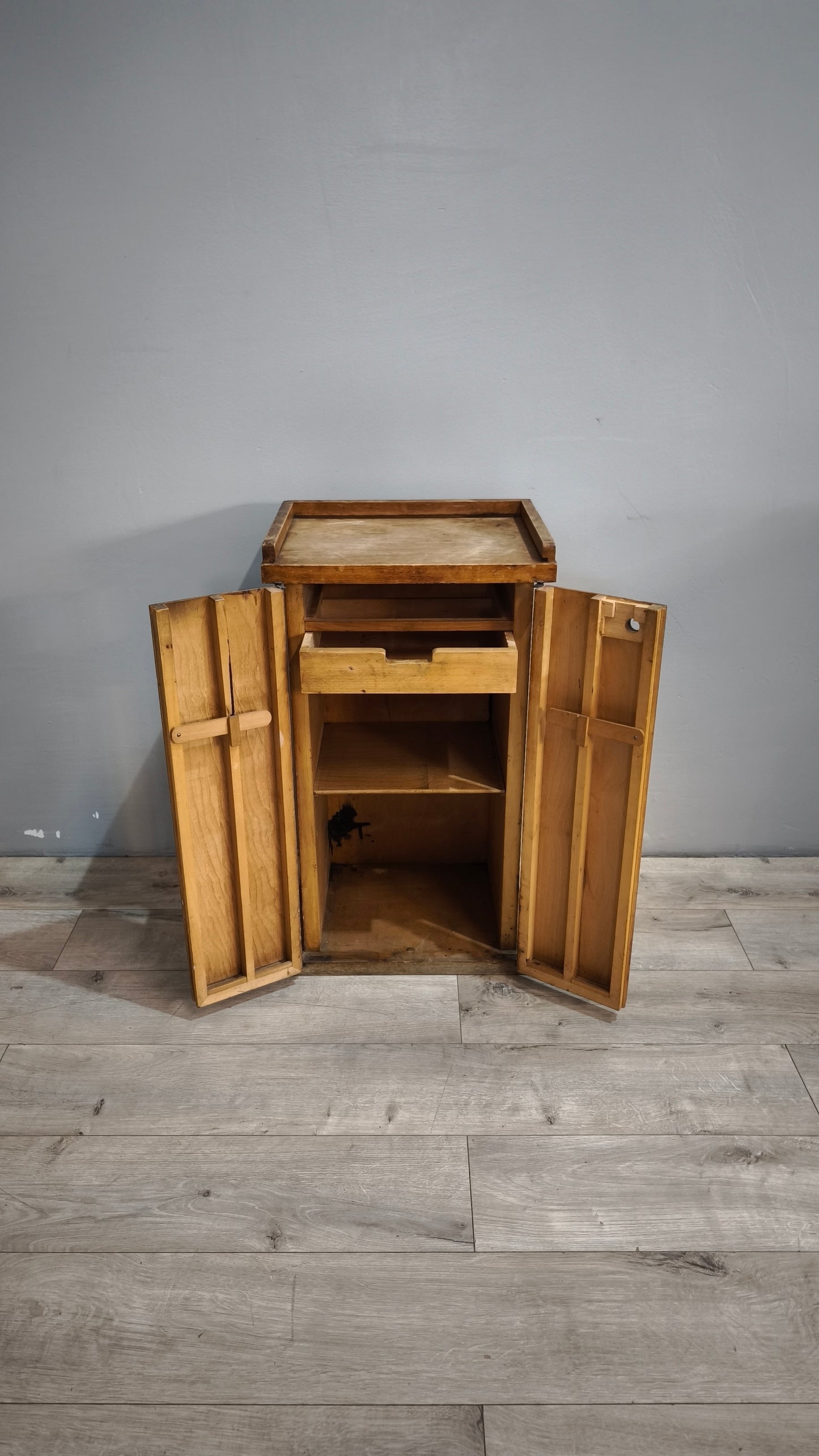 89784 Mobiletto due ante in legno con cassetto interno