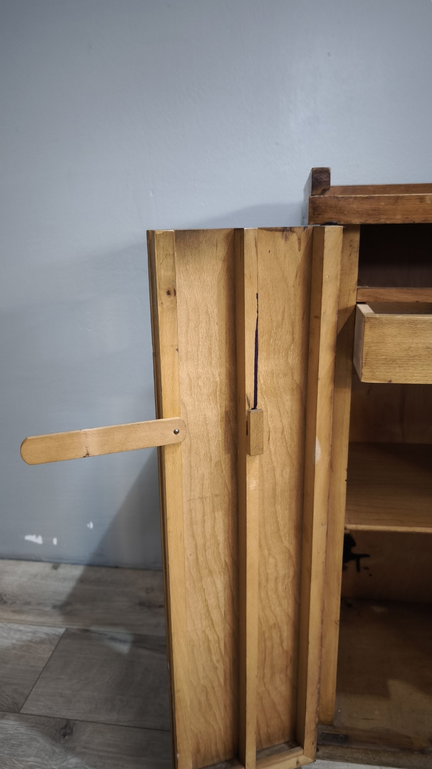 89784 Mobiletto due ante in legno con cassetto interno