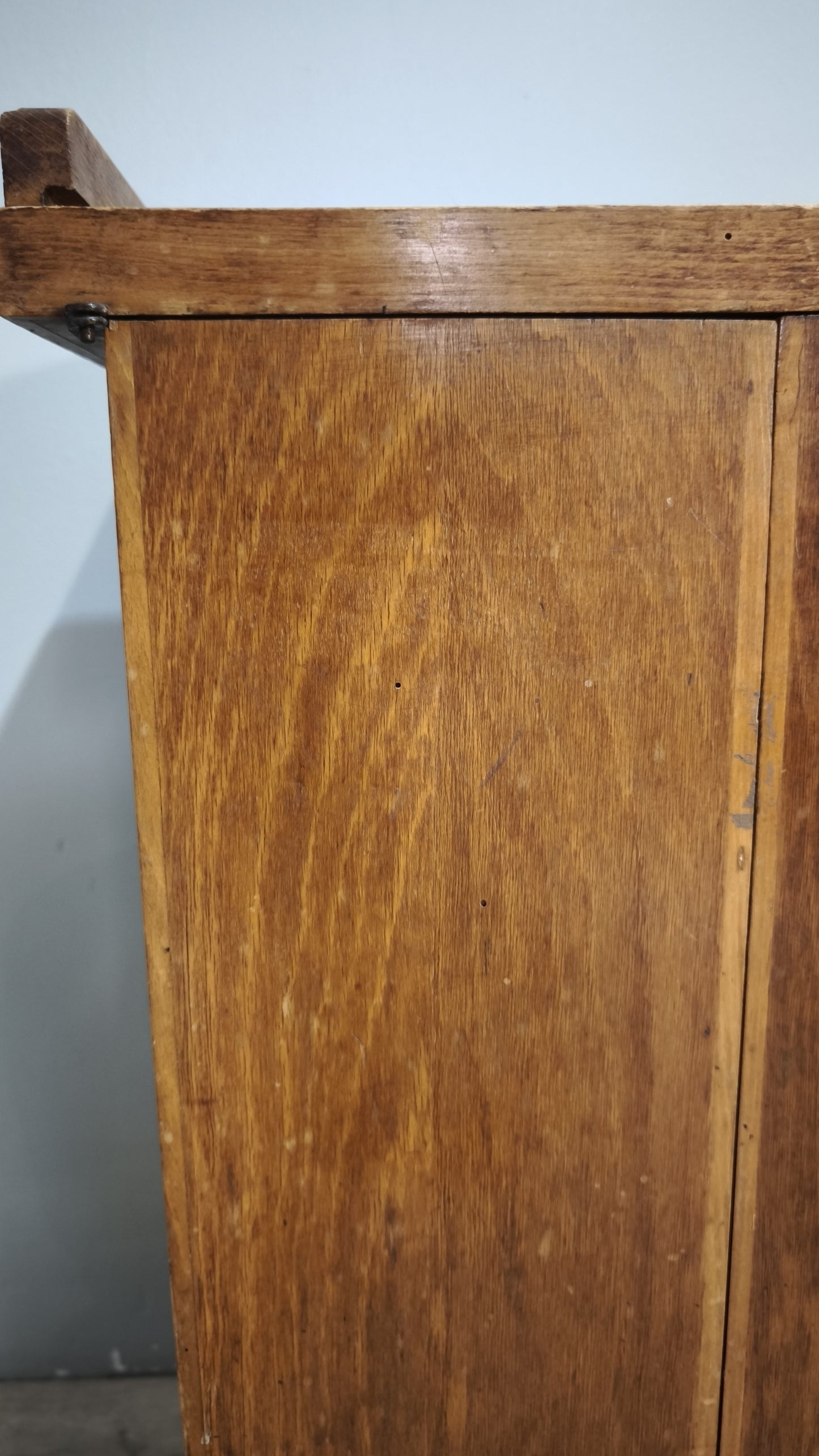89784 Mobiletto due ante in legno con cassetto interno