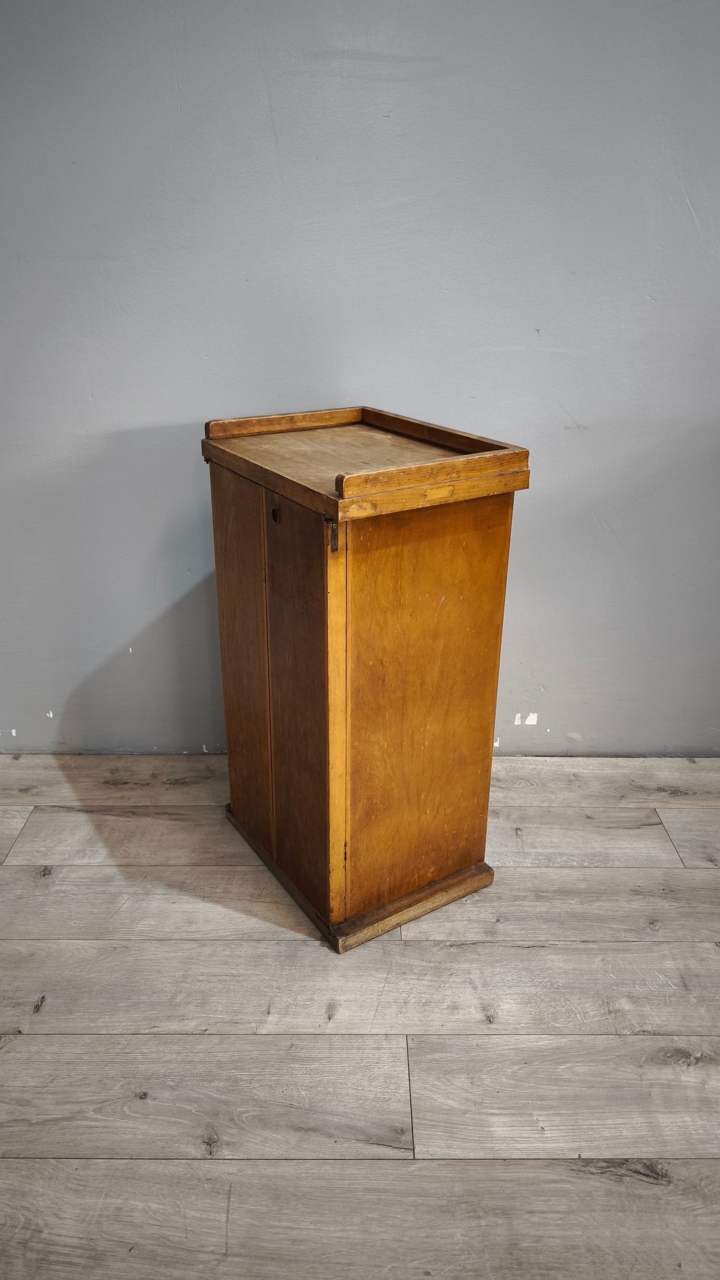 89784 Mobiletto due ante in legno con cassetto interno