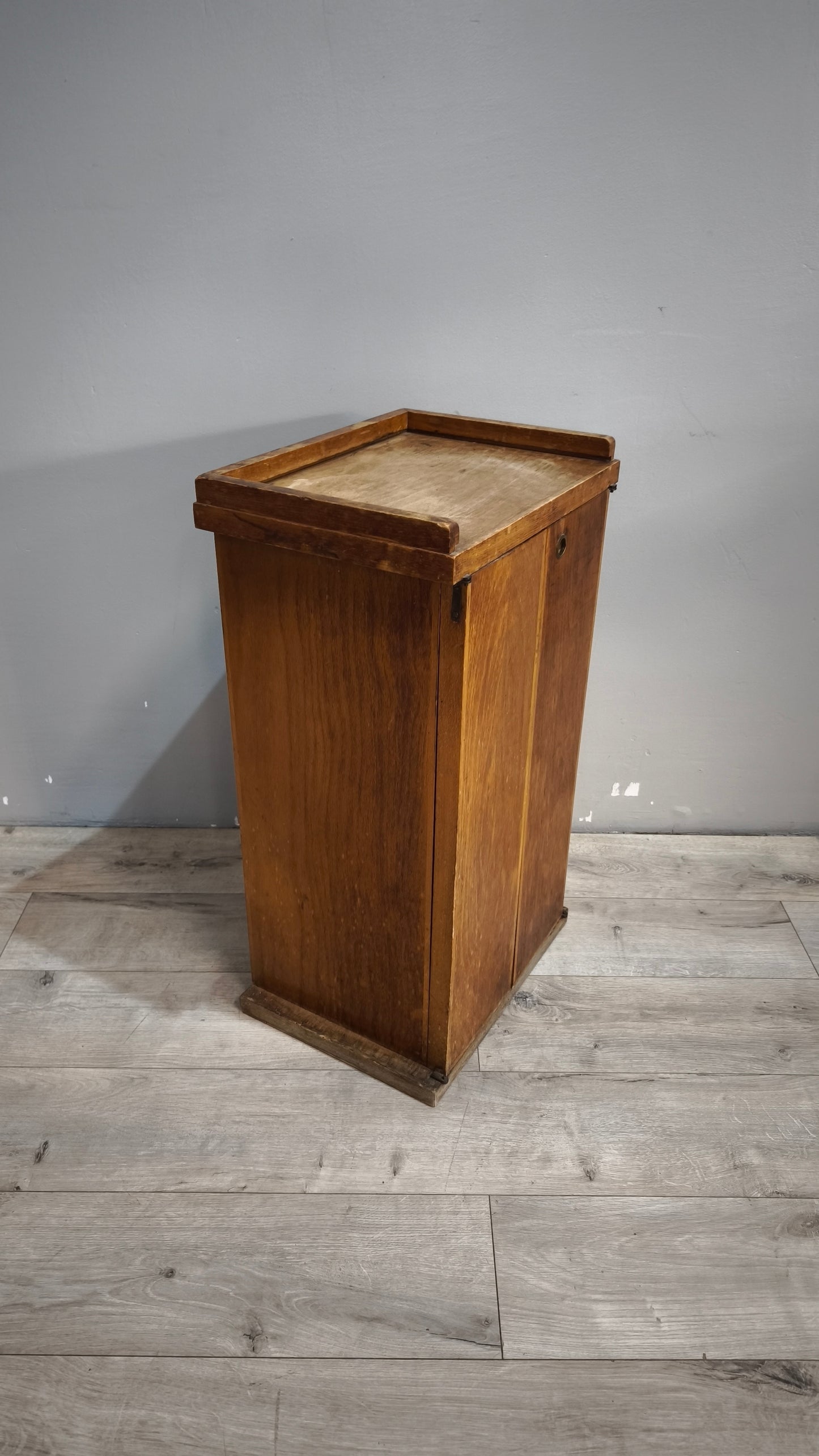 89784 Mobiletto due ante in legno con cassetto interno
