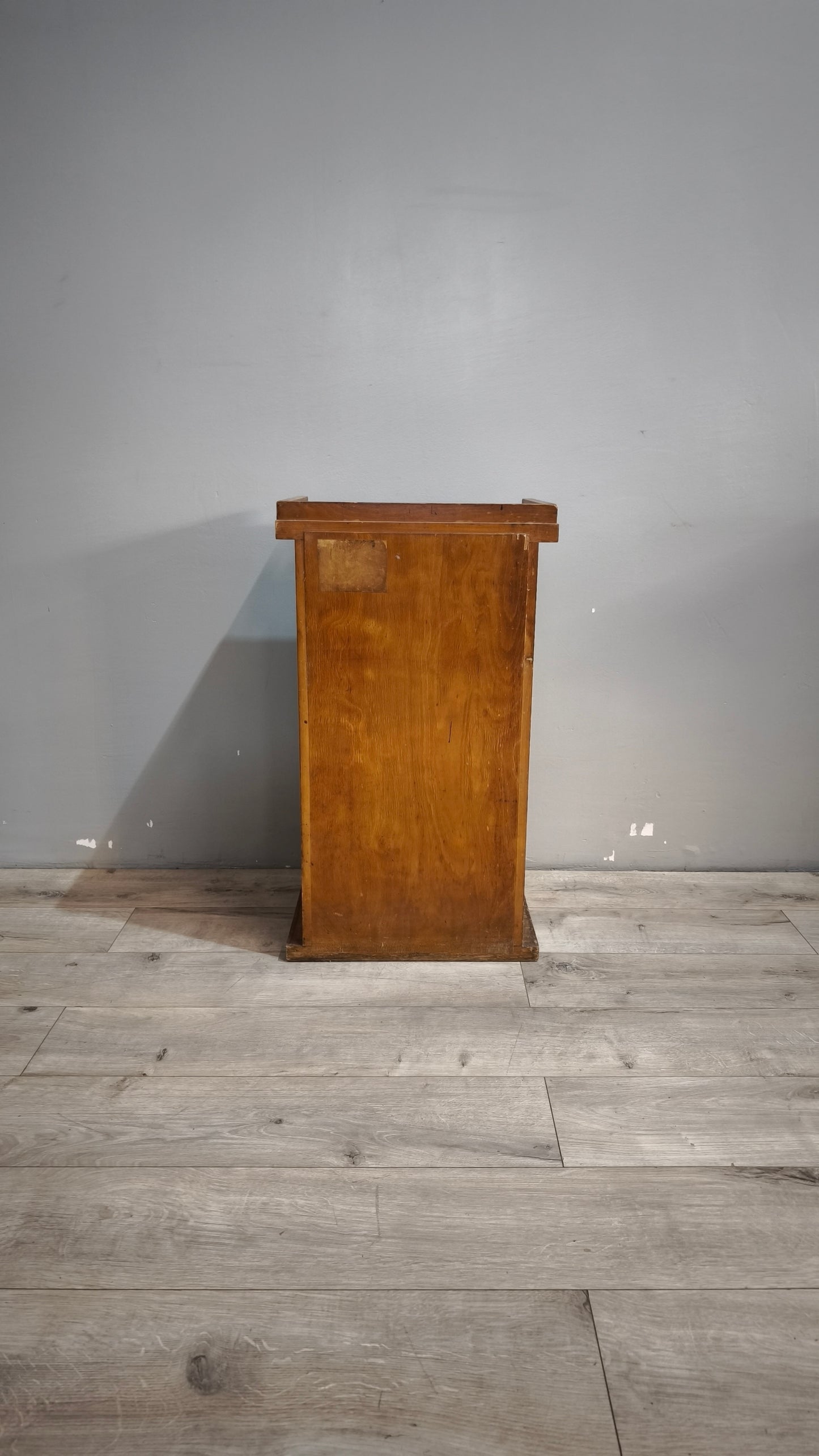 89784 Mobiletto due ante in legno con cassetto interno