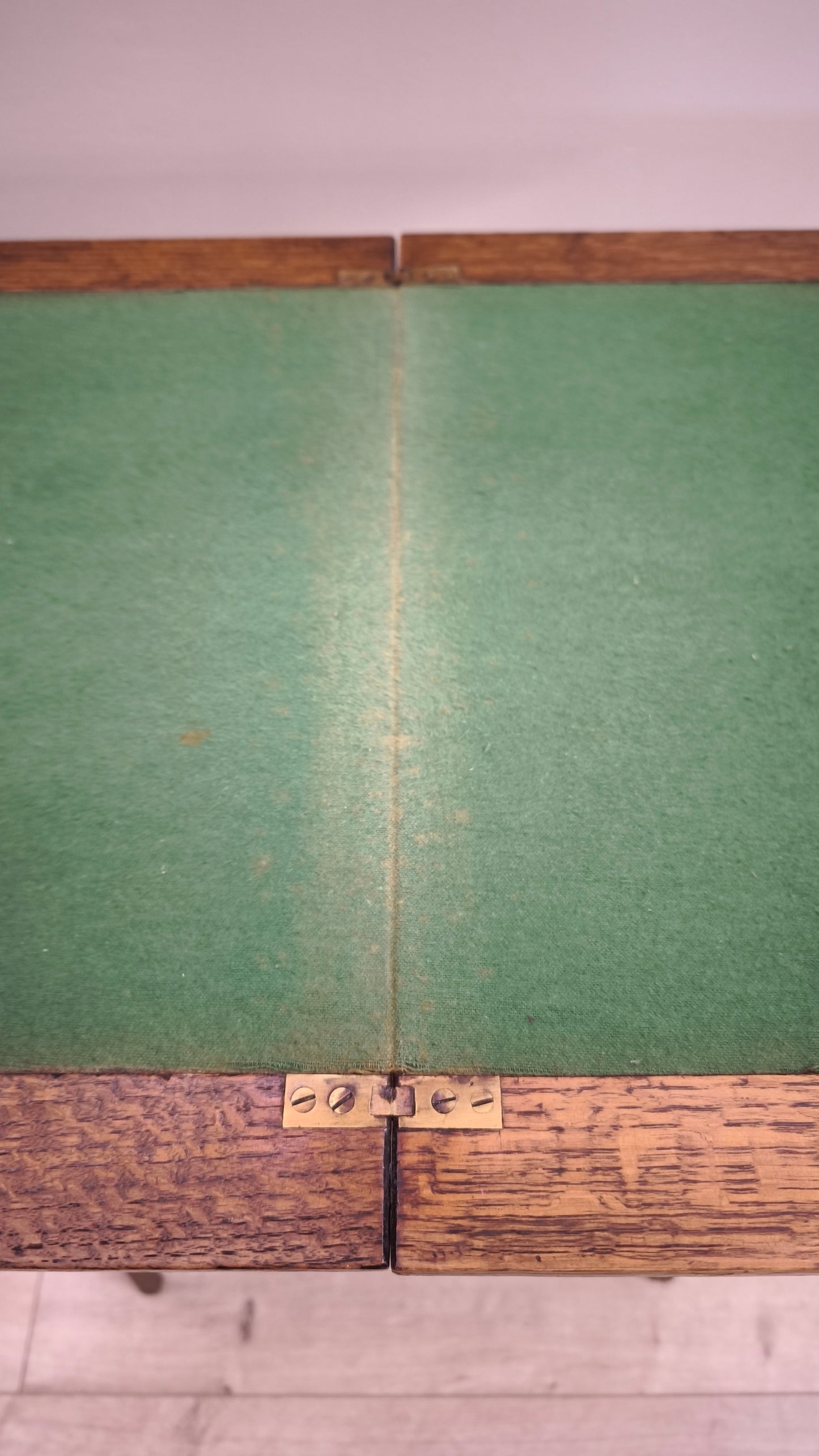 89942 Tavolino da gioco in legno con piano apribile