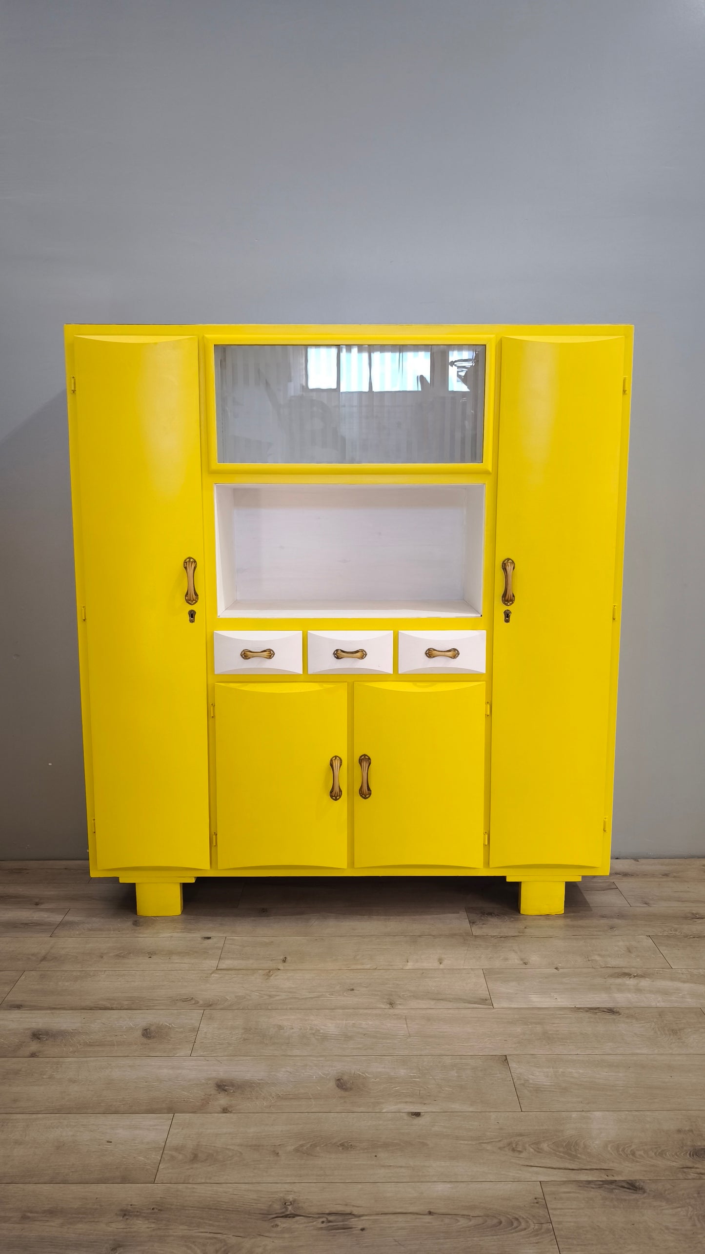 90029 Credenza mettitutto anni '60 dipinta gialla