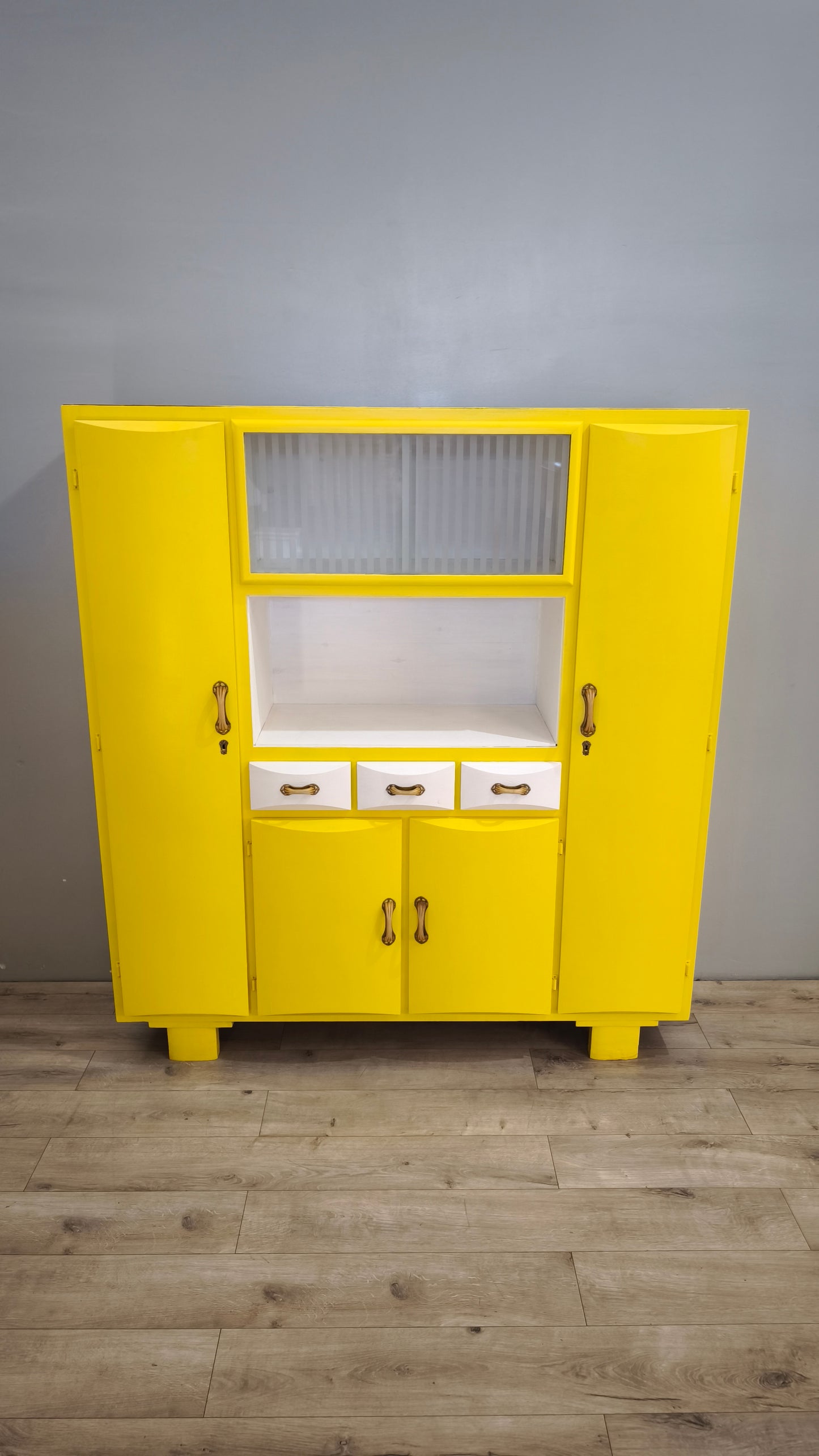 90029 Credenza mettitutto anni '60 dipinta gialla