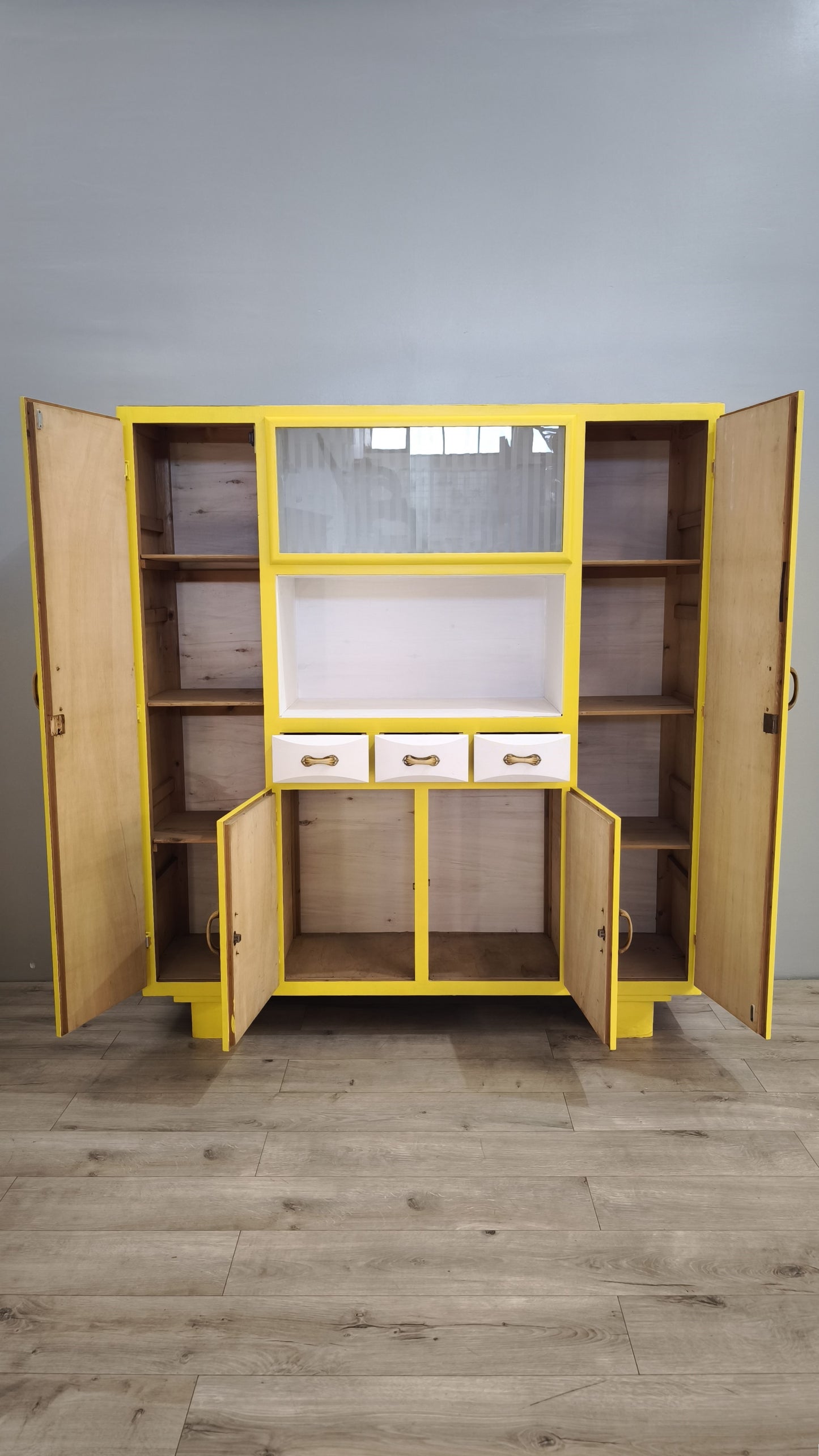 90029 Credenza mettitutto anni '60 dipinta gialla
