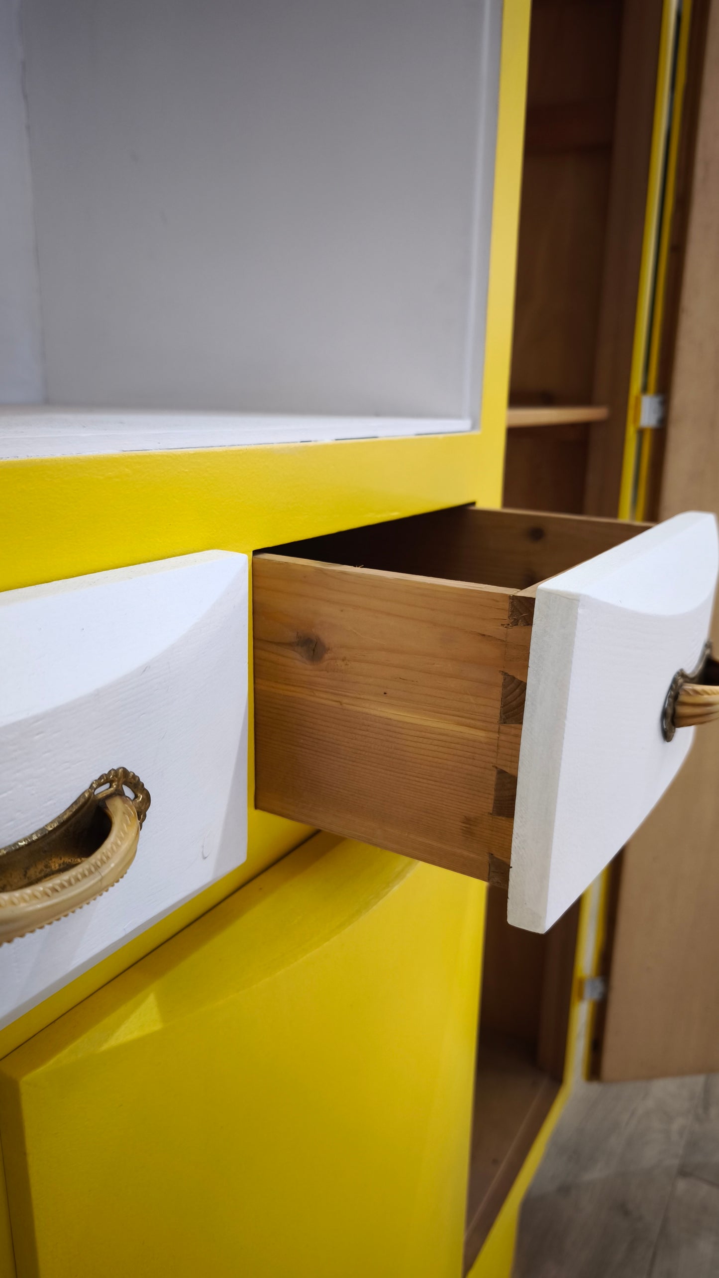 90029 Credenza mettitutto anni '60 dipinta gialla