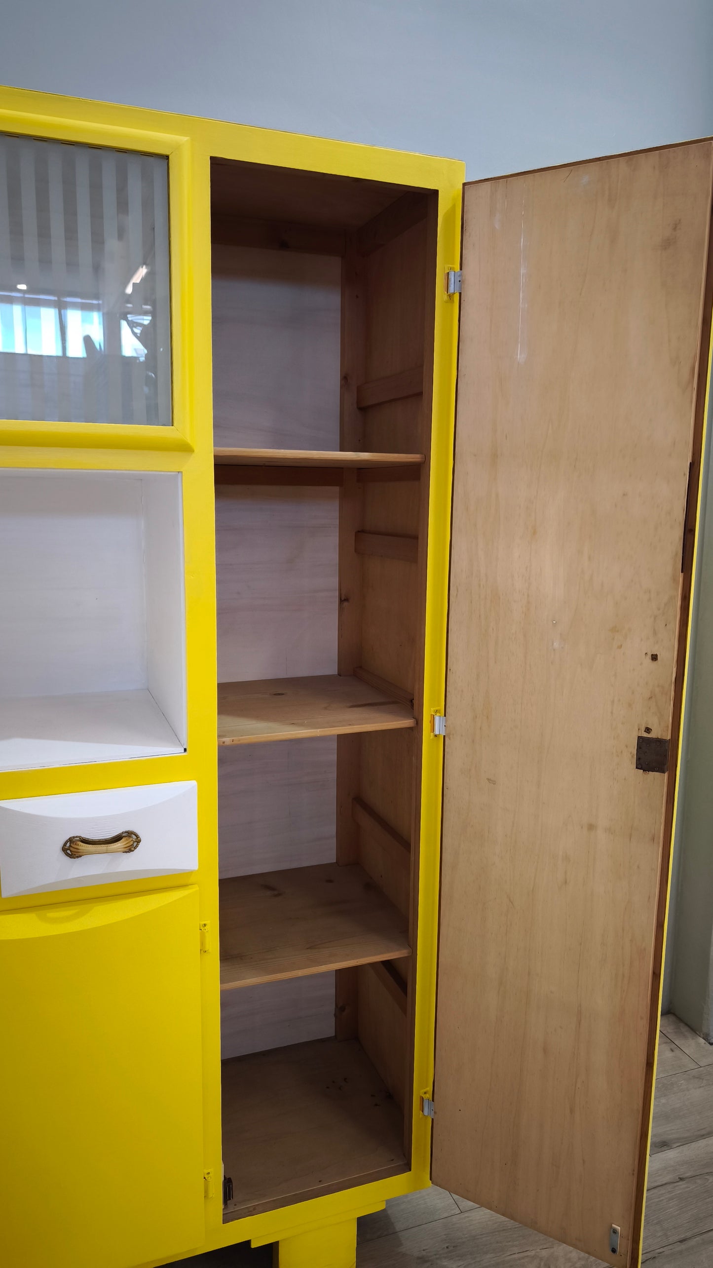 90029 Credenza mettitutto anni '60 dipinta gialla