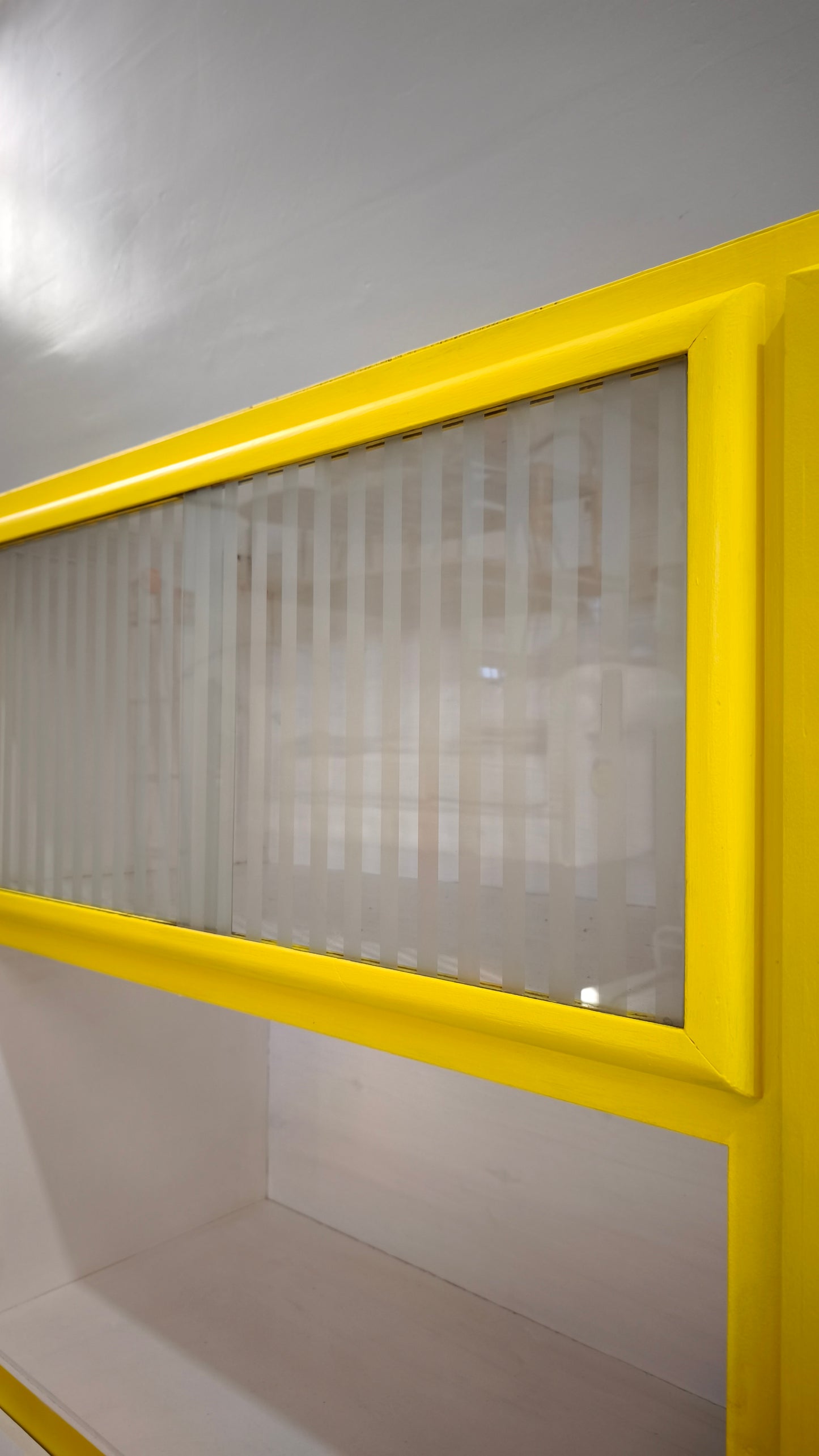 90029 Credenza mettitutto anni '60 dipinta gialla