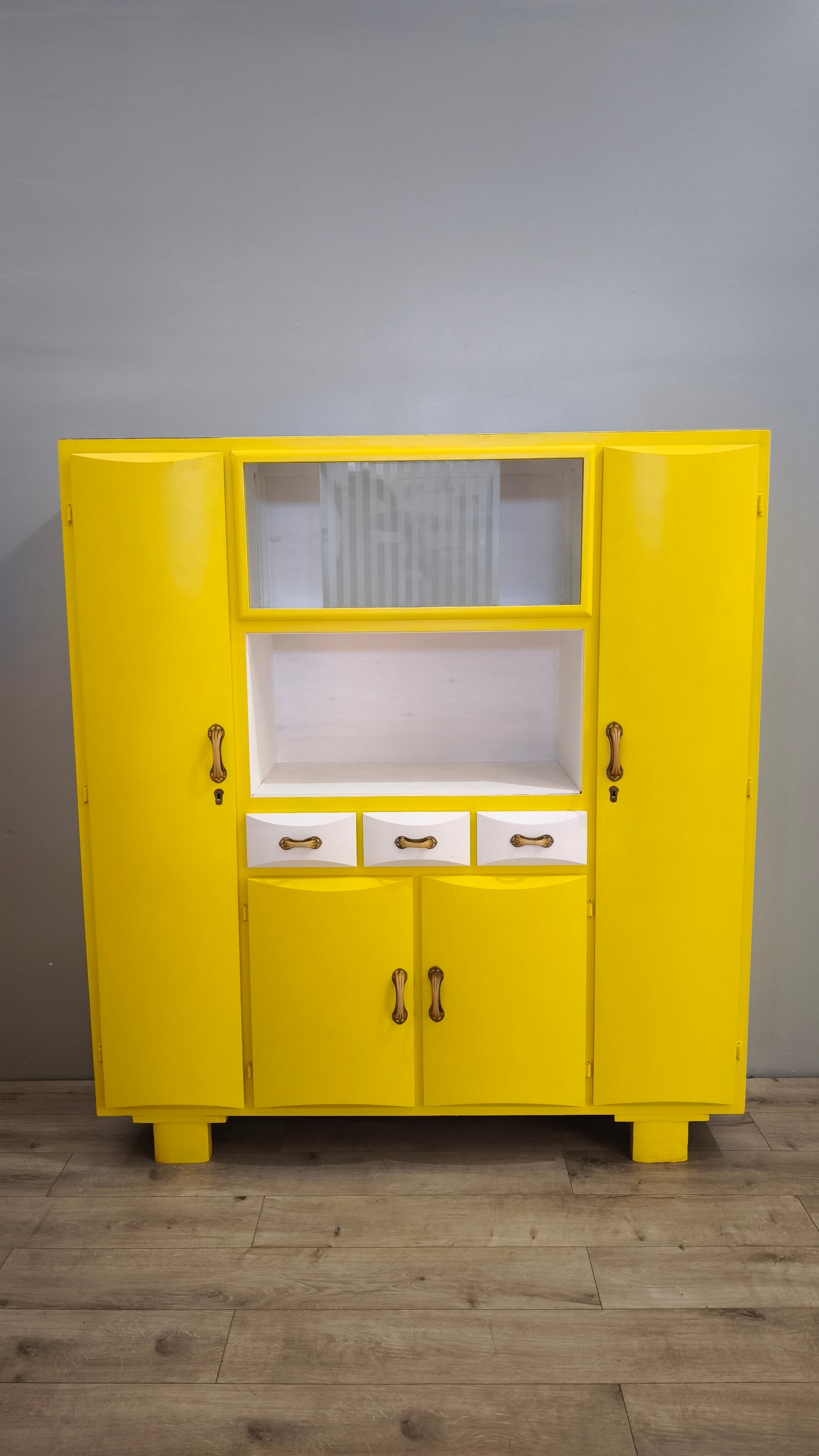 90029 Credenza mettitutto anni '60 dipinta gialla