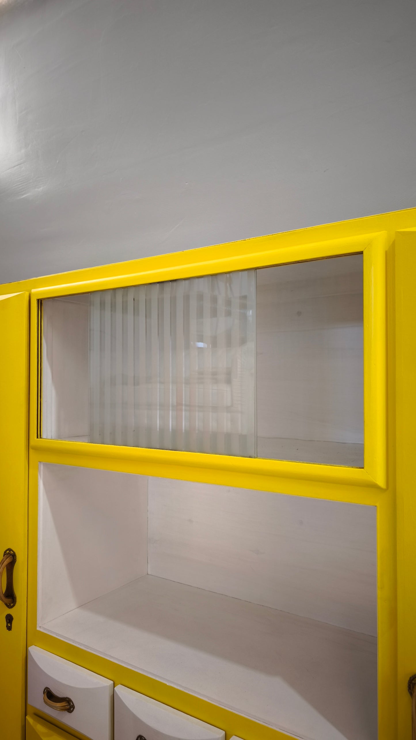 90029 Credenza mettitutto anni '60 dipinta gialla