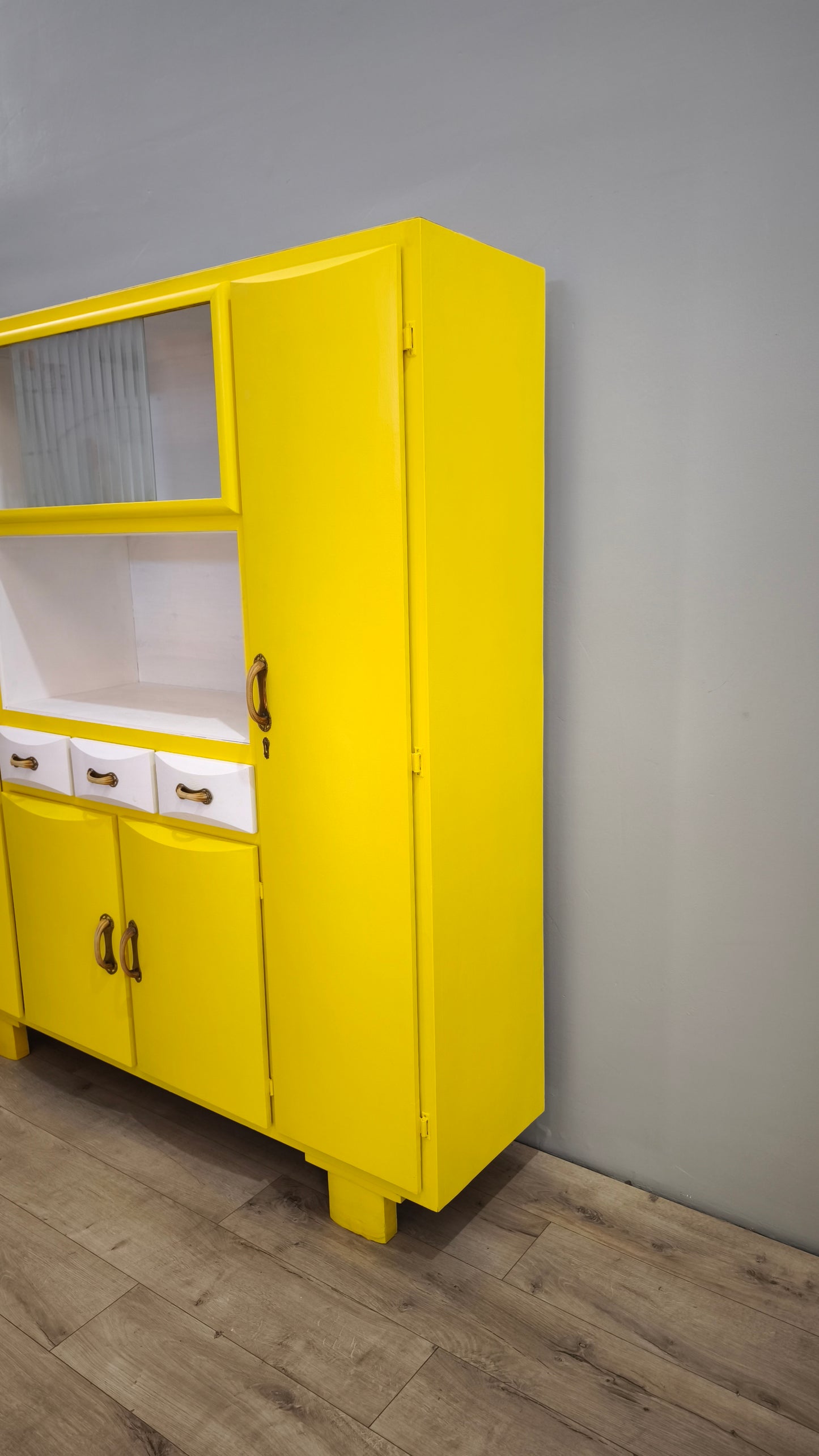 90029 Credenza mettitutto anni '60 dipinta gialla
