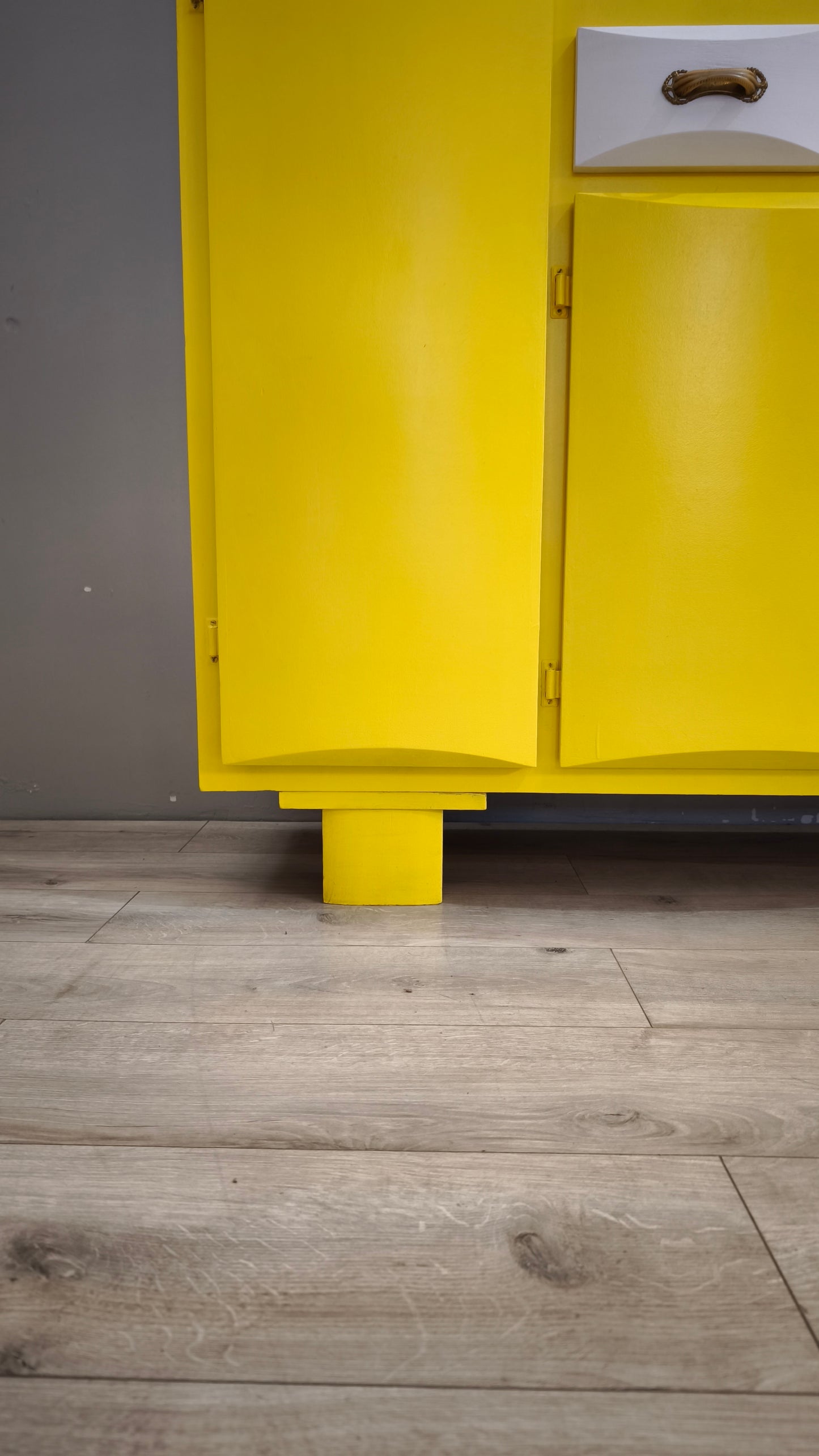 90029 Credenza mettitutto anni '60 dipinta gialla