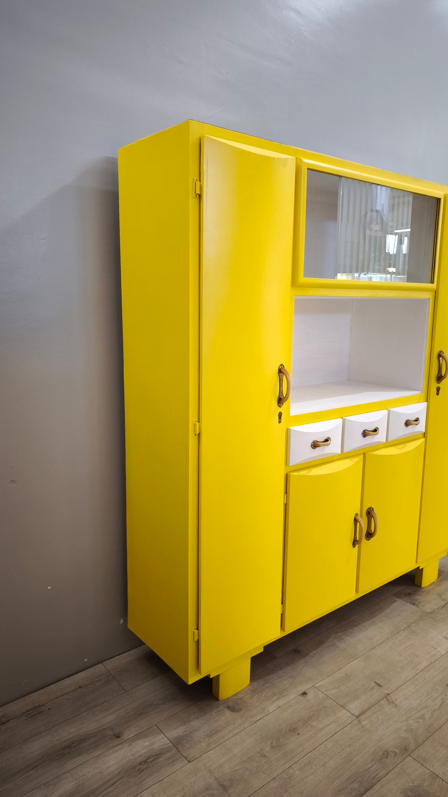 90029 Credenza mettitutto anni '60 dipinta gialla