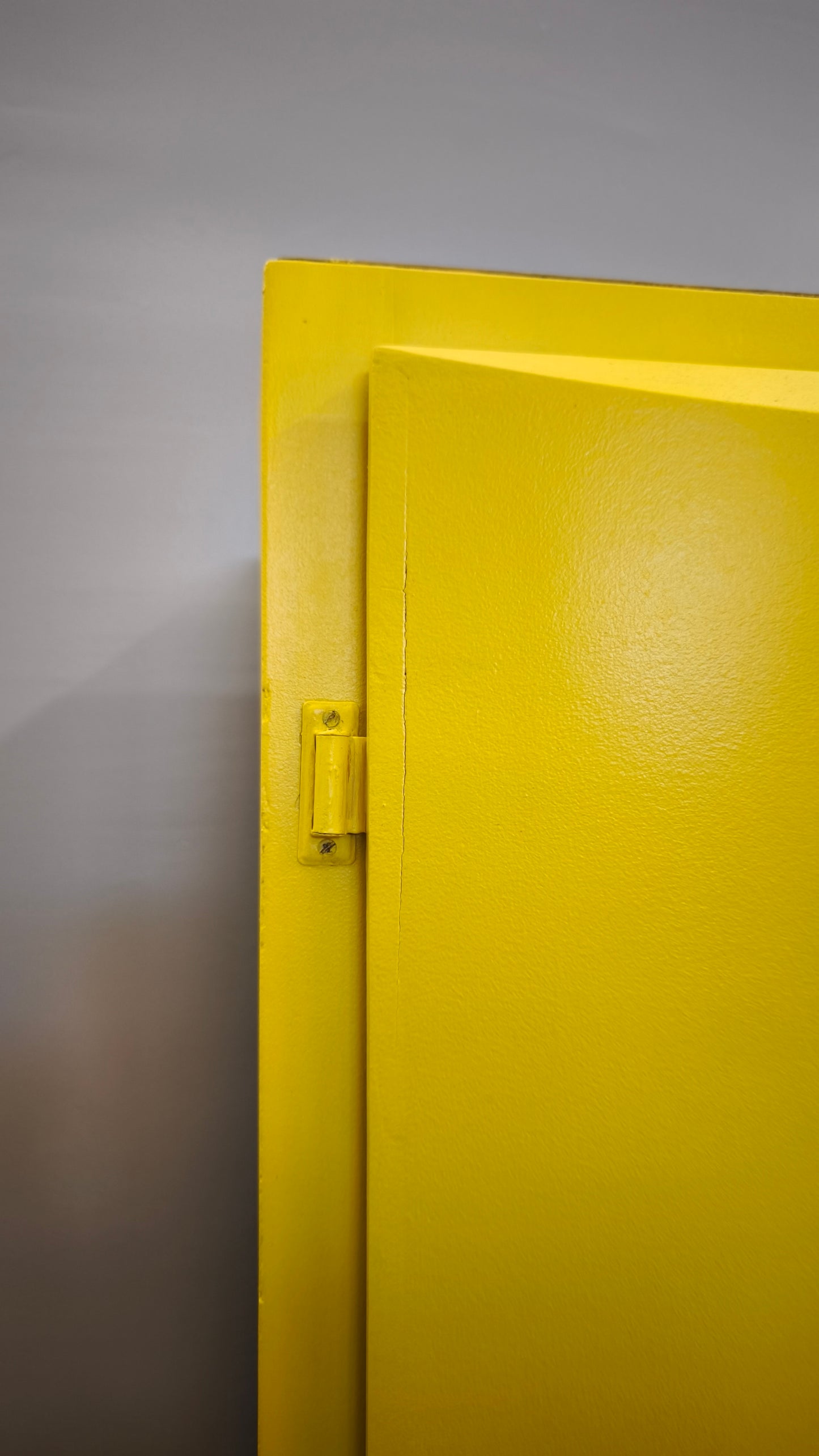 90029 Credenza mettitutto anni '60 dipinta gialla
