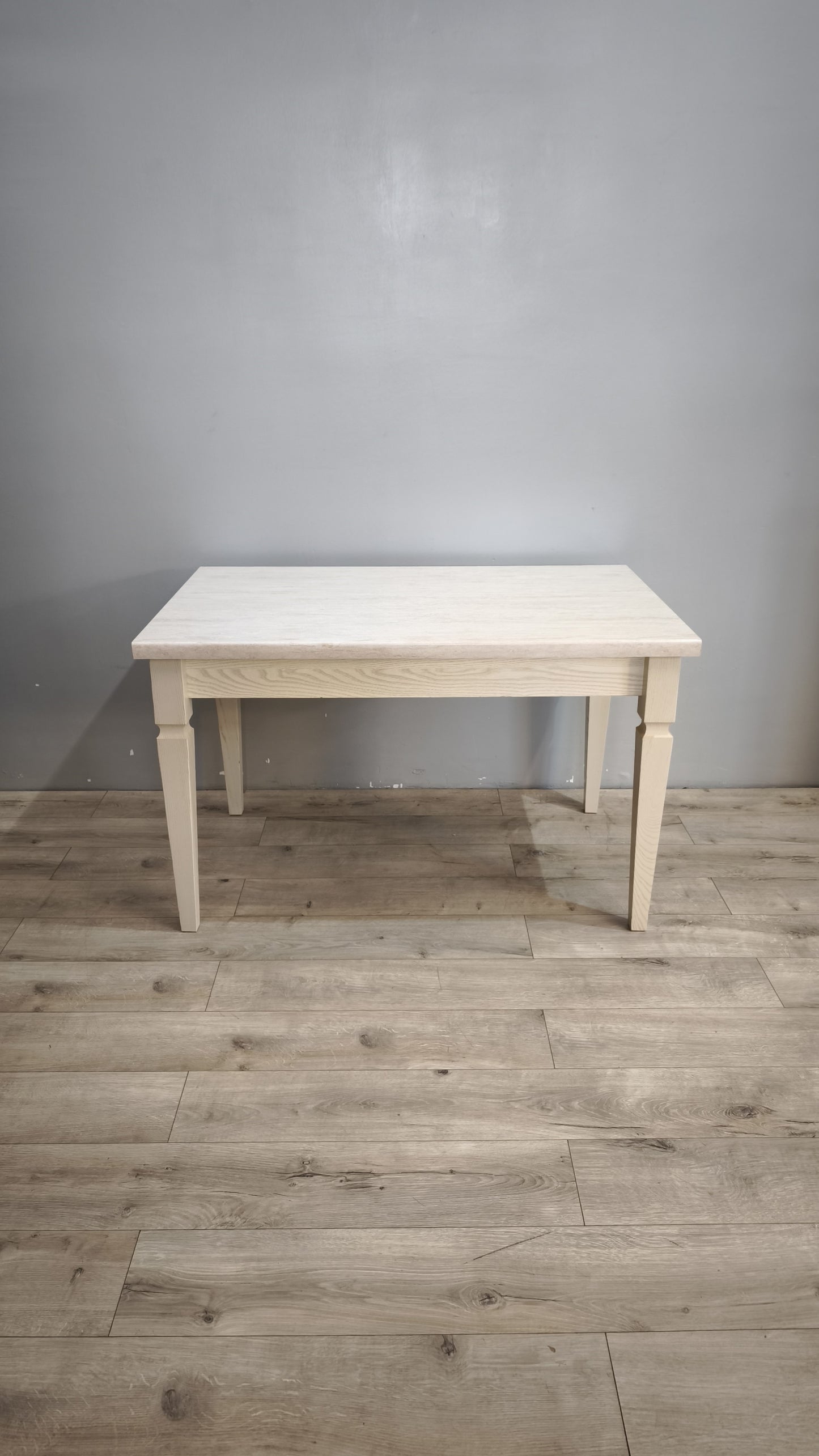 90044 Tavolo allungabile color tortora con piano in finto marmo