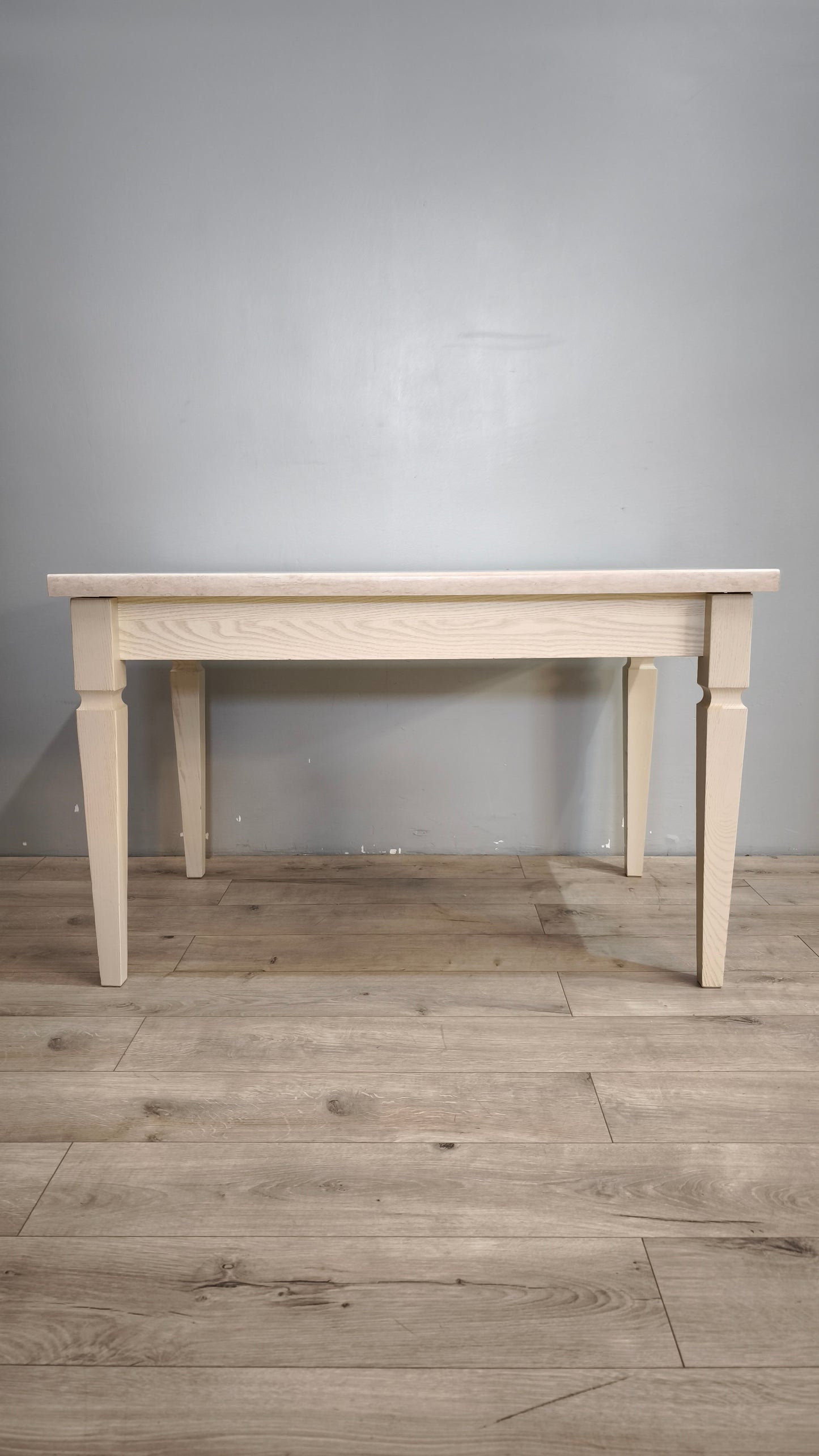 90044 Tavolo allungabile color tortora con piano in finto marmo