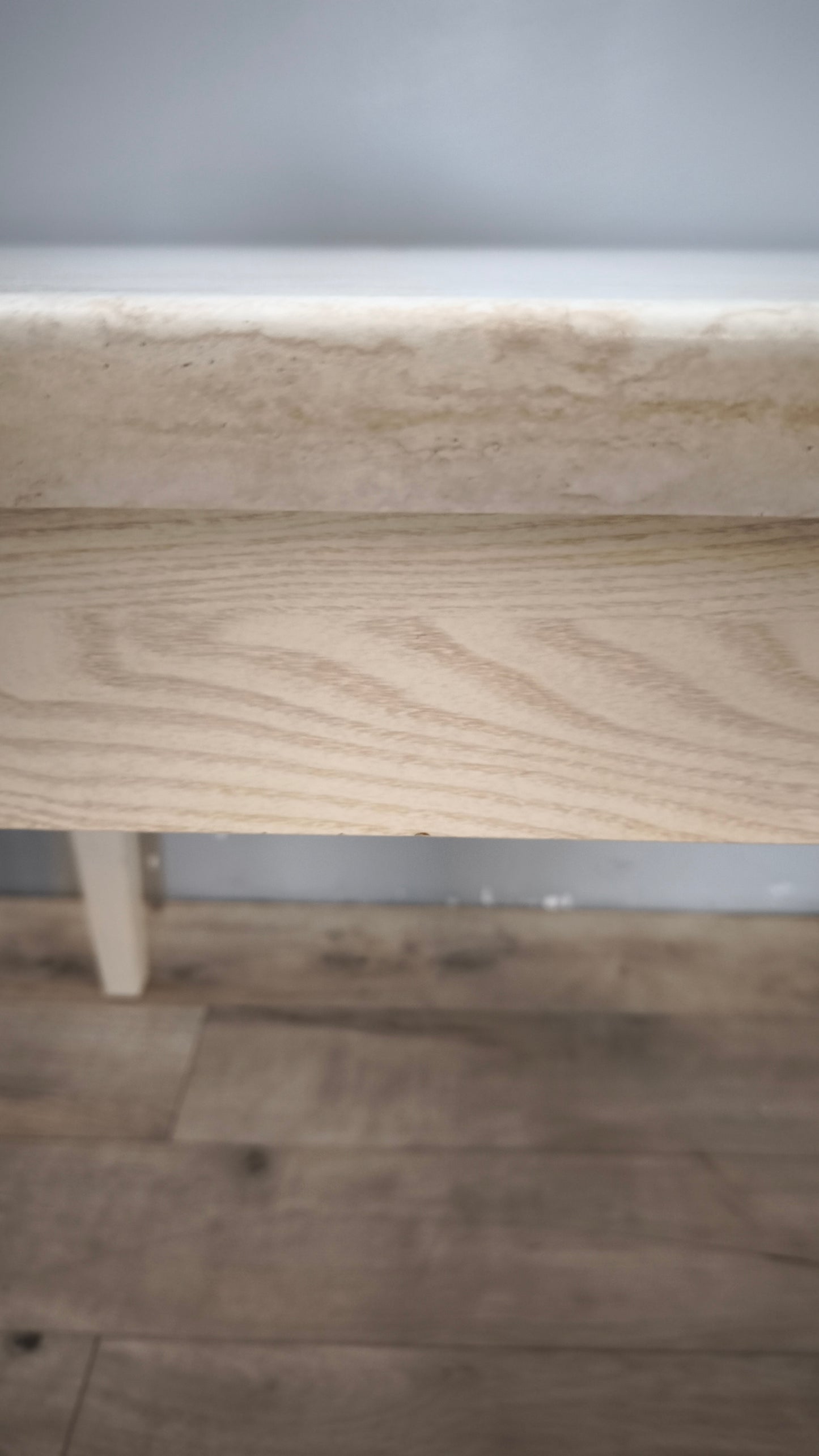 90044 Tavolo allungabile color tortora con piano in finto marmo