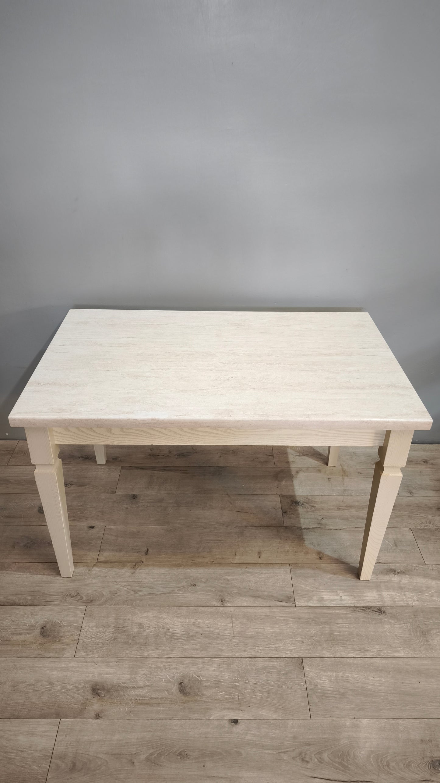 90044 Tavolo allungabile color tortora con piano in finto marmo