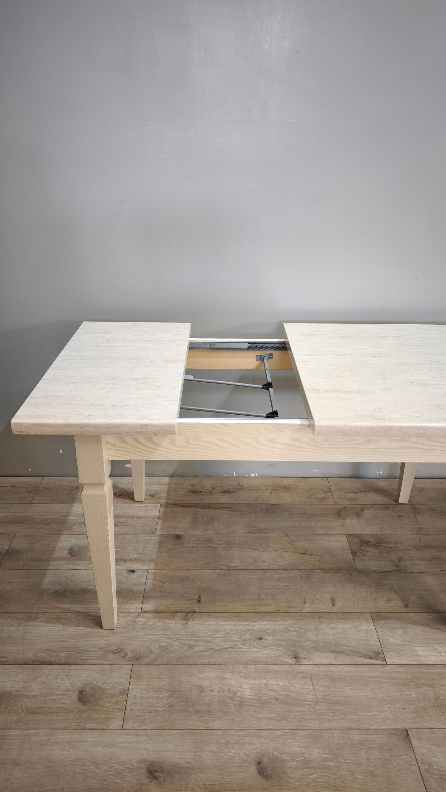 90044 Tavolo allungabile color tortora con piano in finto marmo