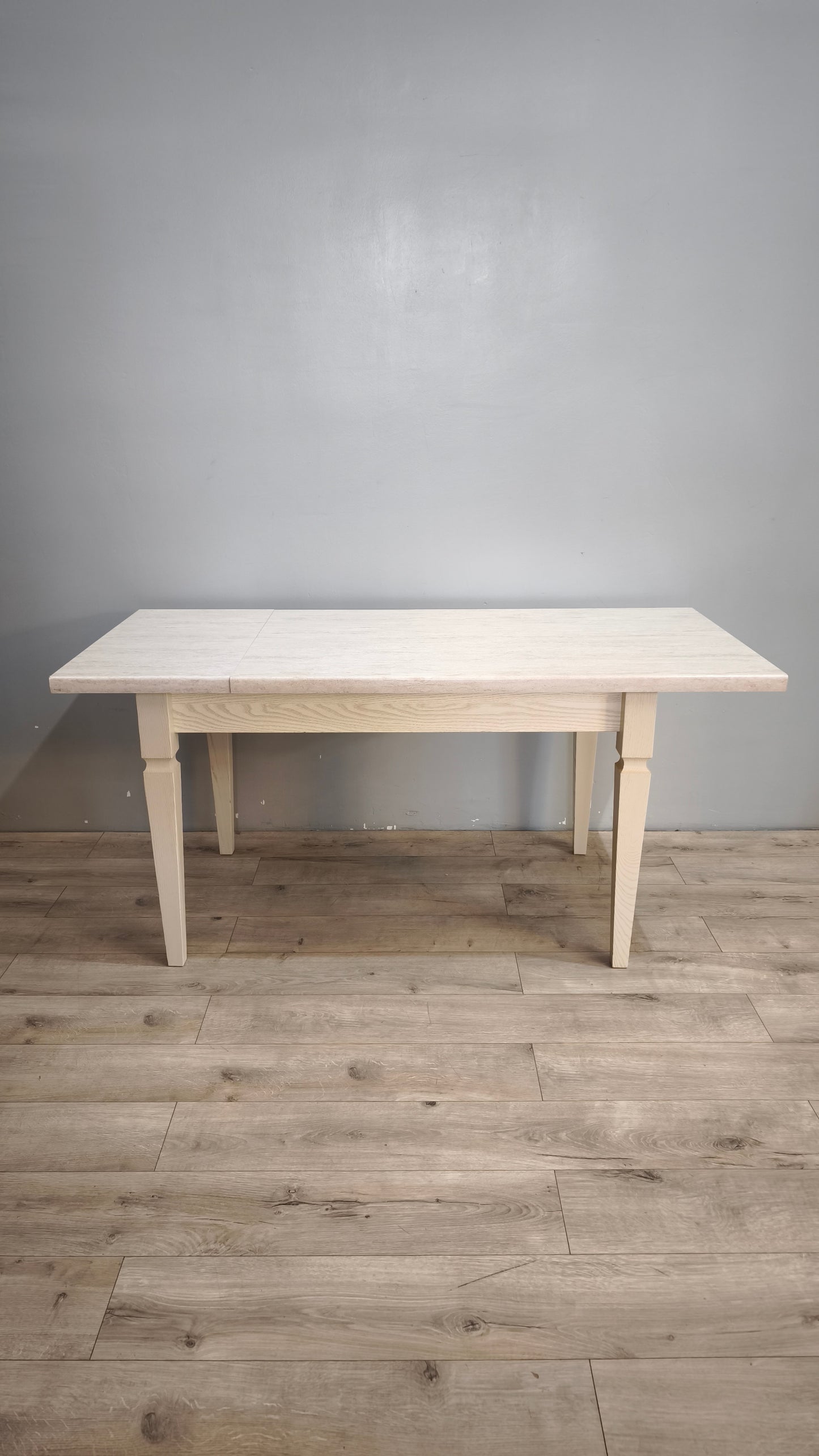 90044 Tavolo allungabile color tortora con piano in finto marmo