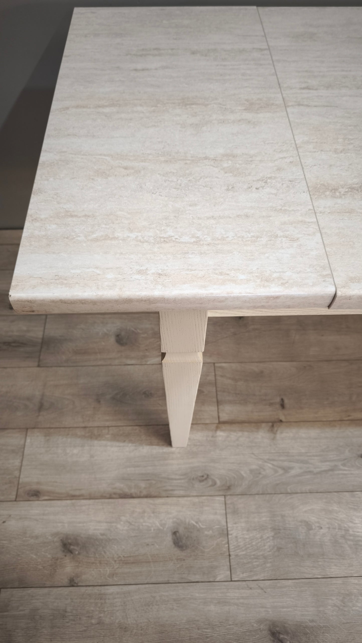 90044 Tavolo allungabile color tortora con piano in finto marmo