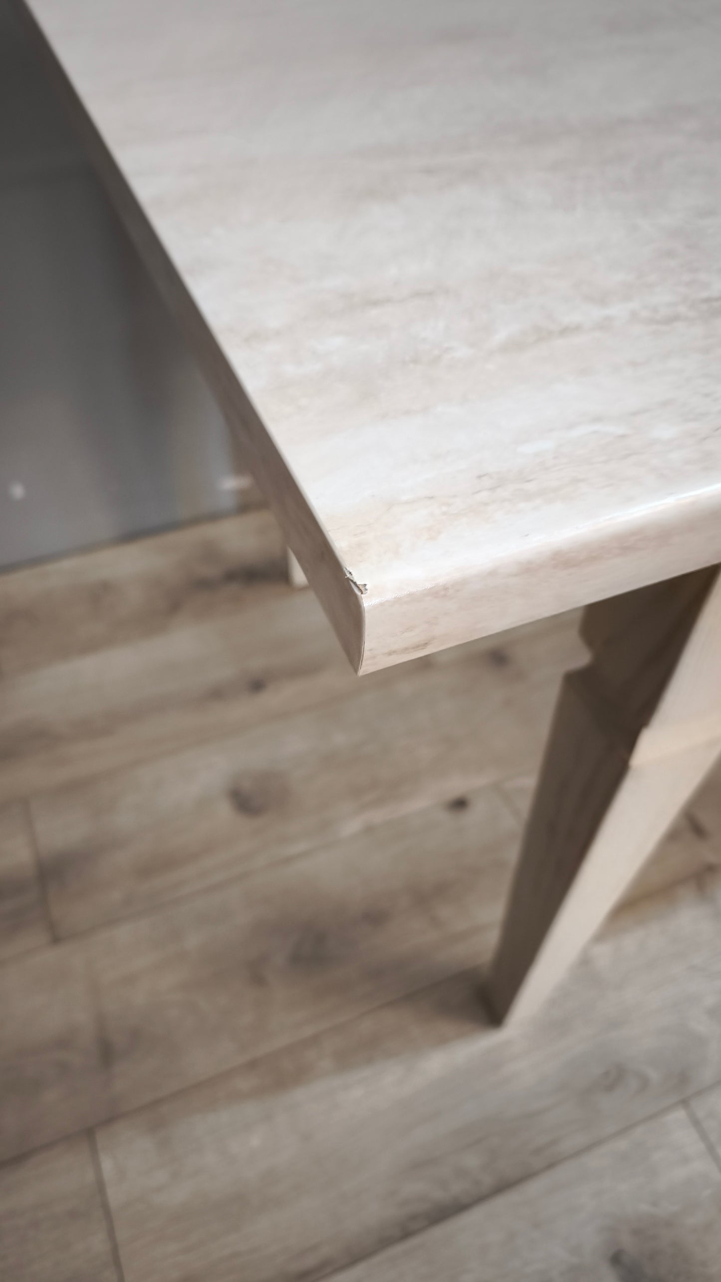 90044 Tavolo allungabile color tortora con piano in finto marmo