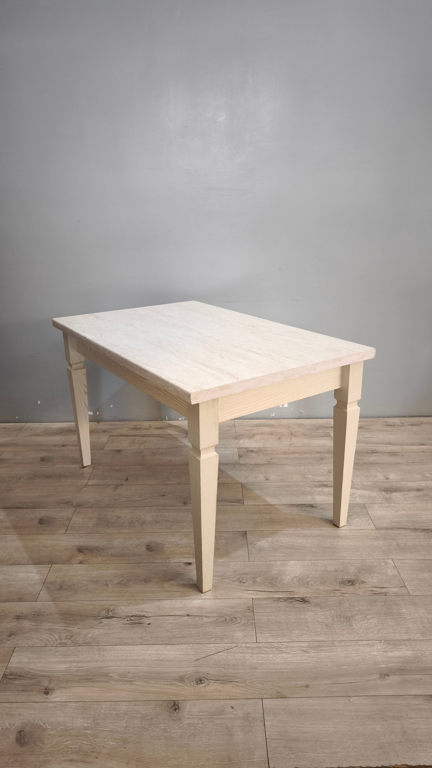 90044 Tavolo allungabile color tortora con piano in finto marmo
