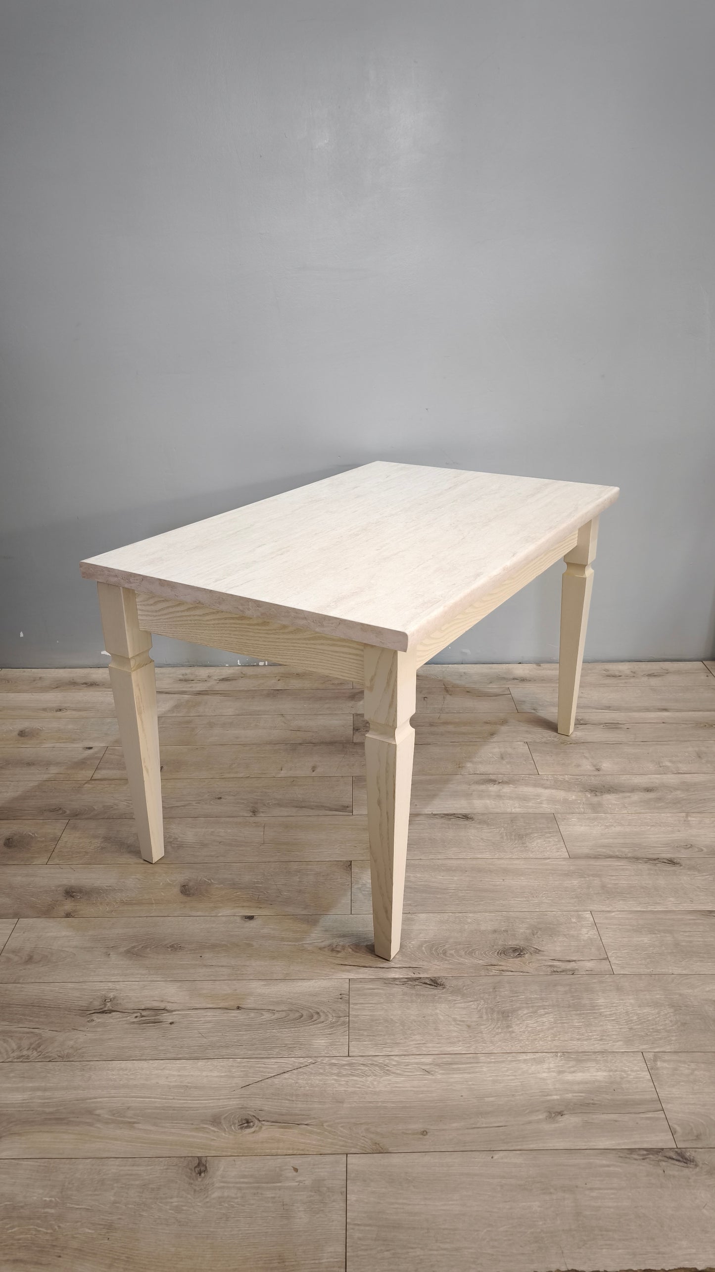 90044 Tavolo allungabile color tortora con piano in finto marmo