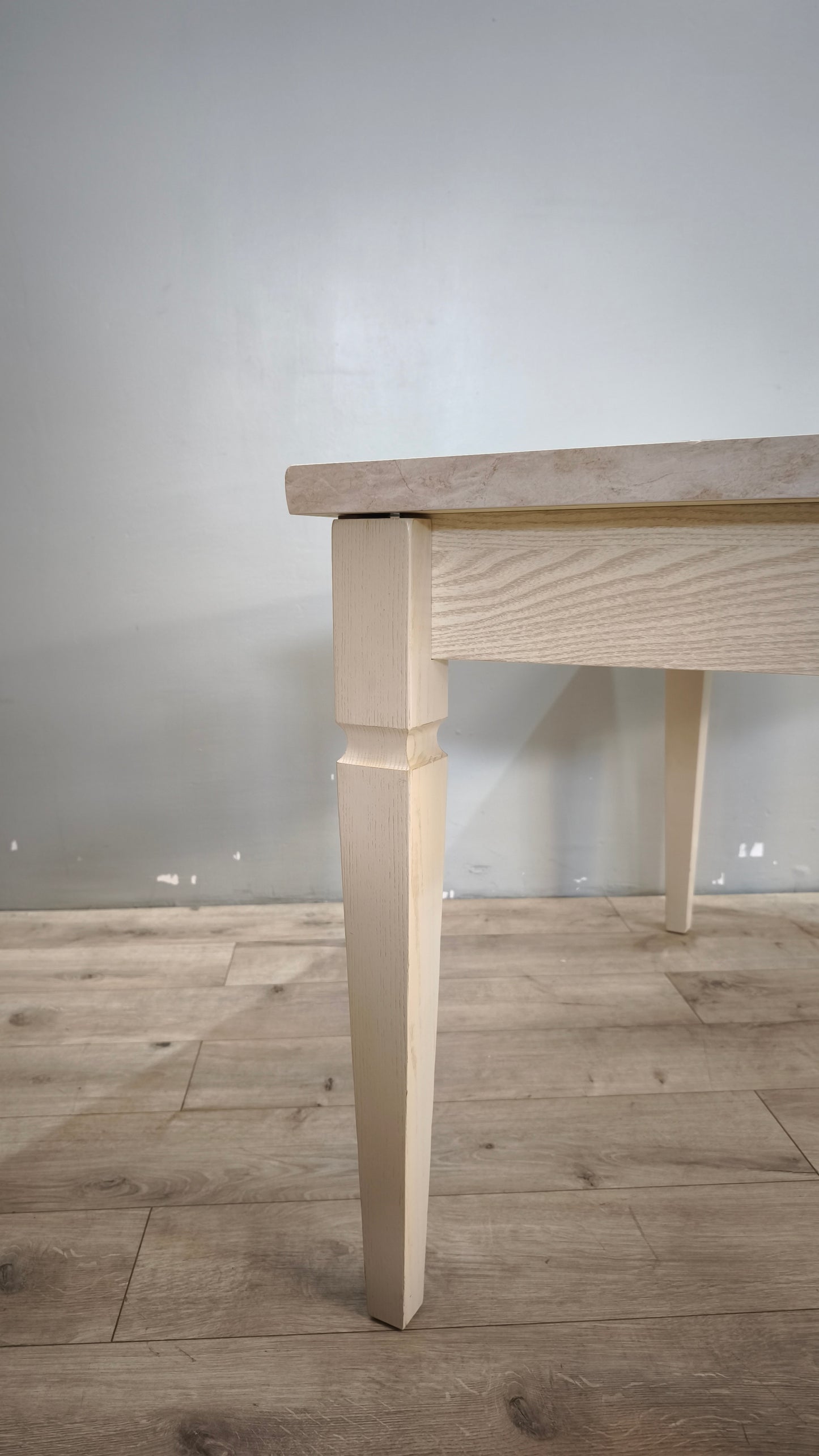 90044 Tavolo allungabile color tortora con piano in finto marmo