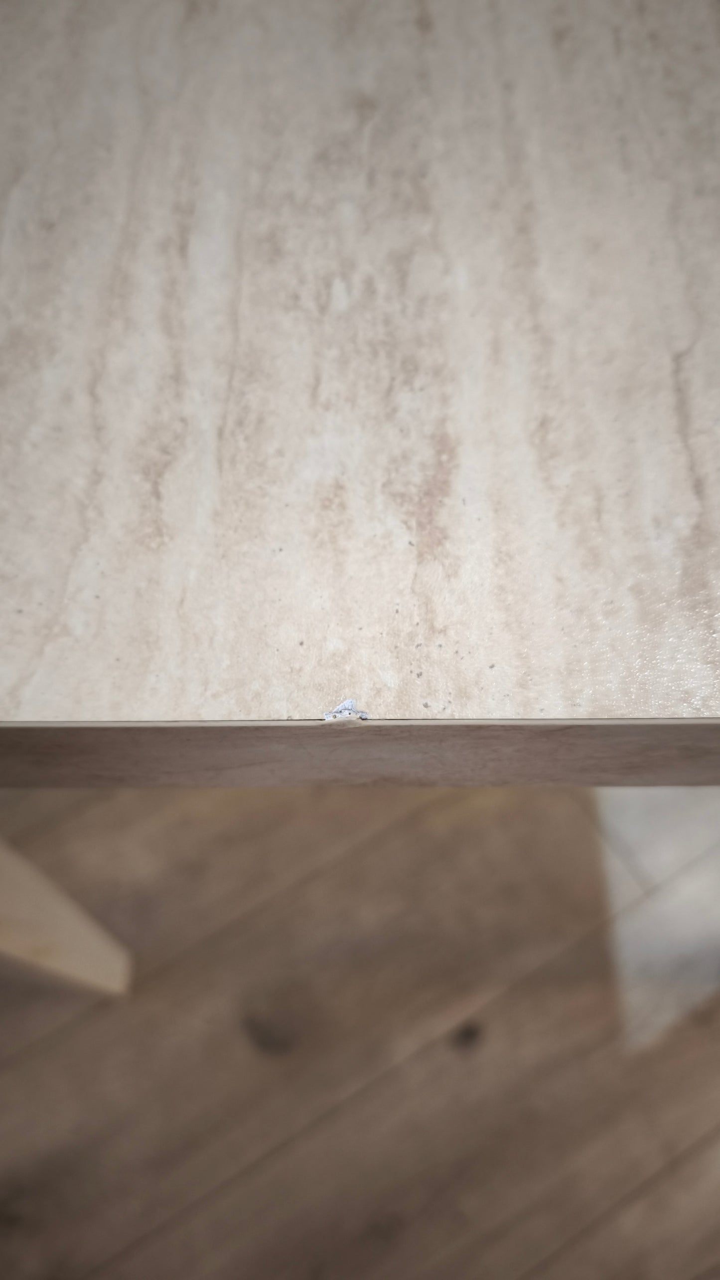 90044 Tavolo allungabile color tortora con piano in finto marmo