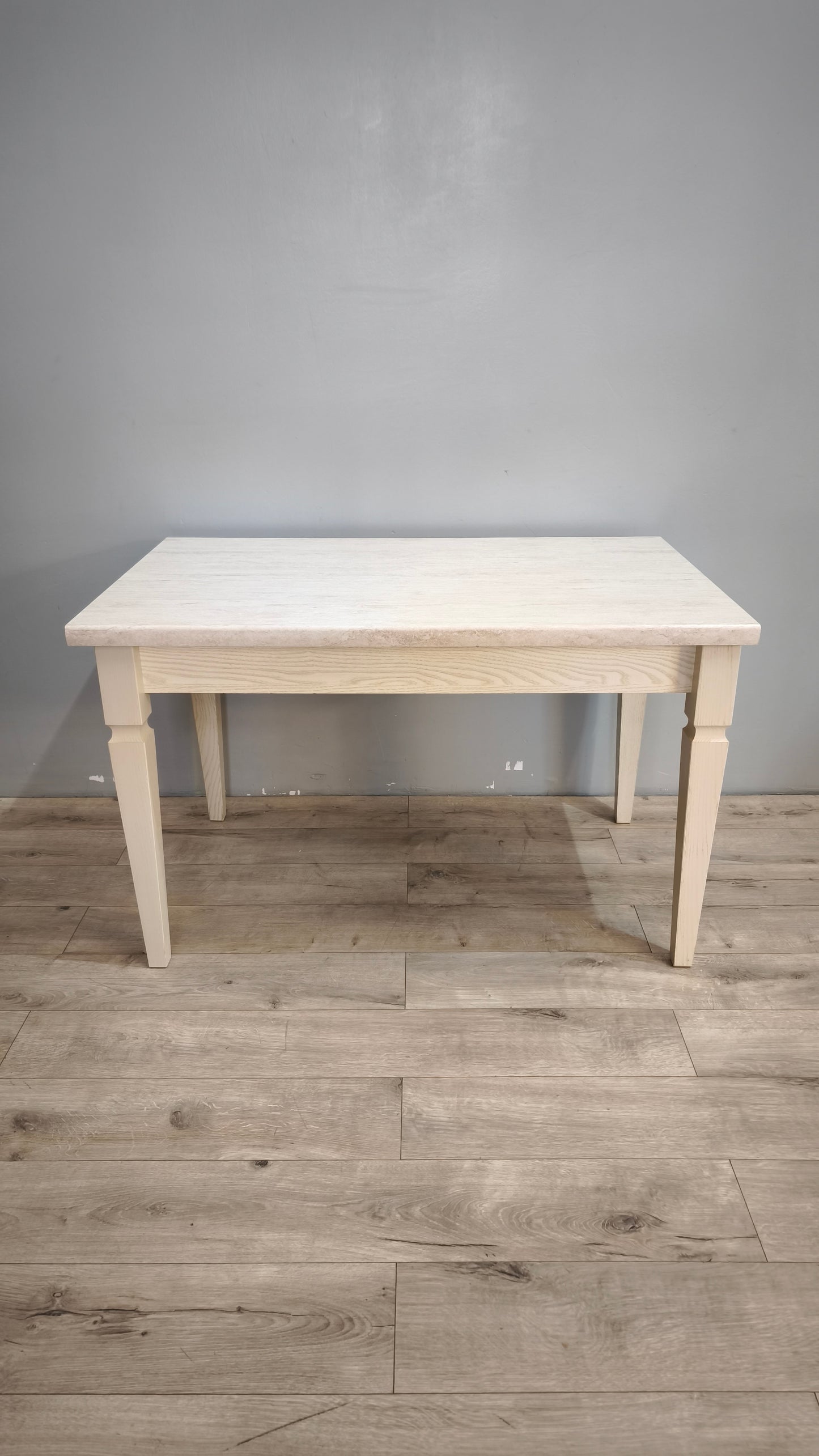 90044 Tavolo allungabile color tortora con piano in finto marmo