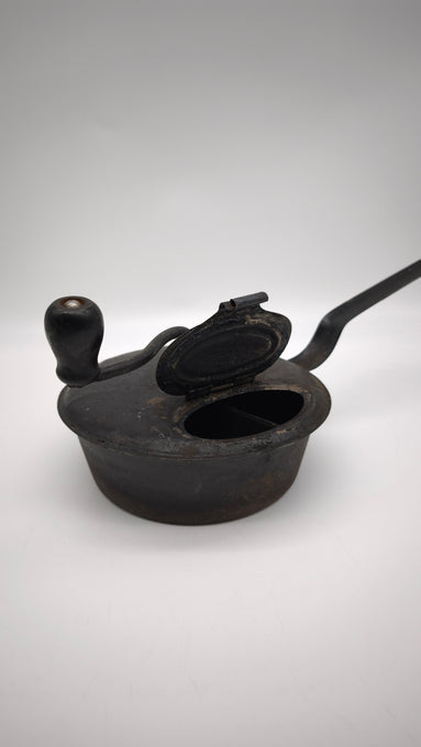 89946 Antico padellino in lamiera per la tostatura del caffè