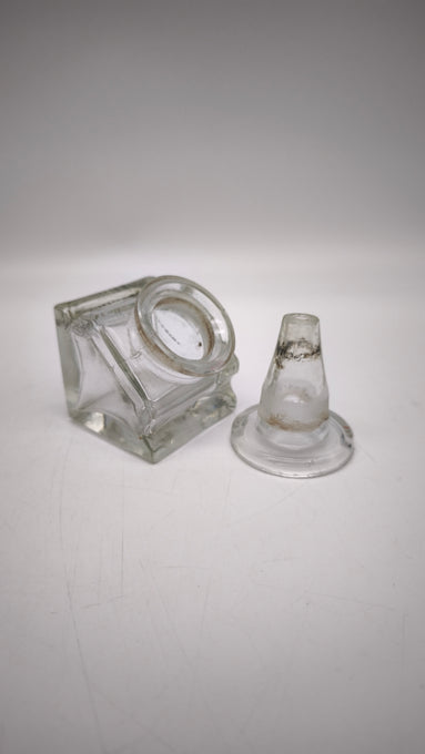 89947 Antico calamaio in vetro