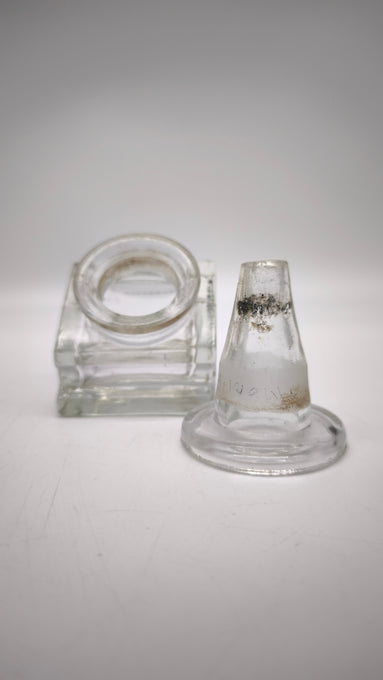 89947 Antico calamaio in vetro