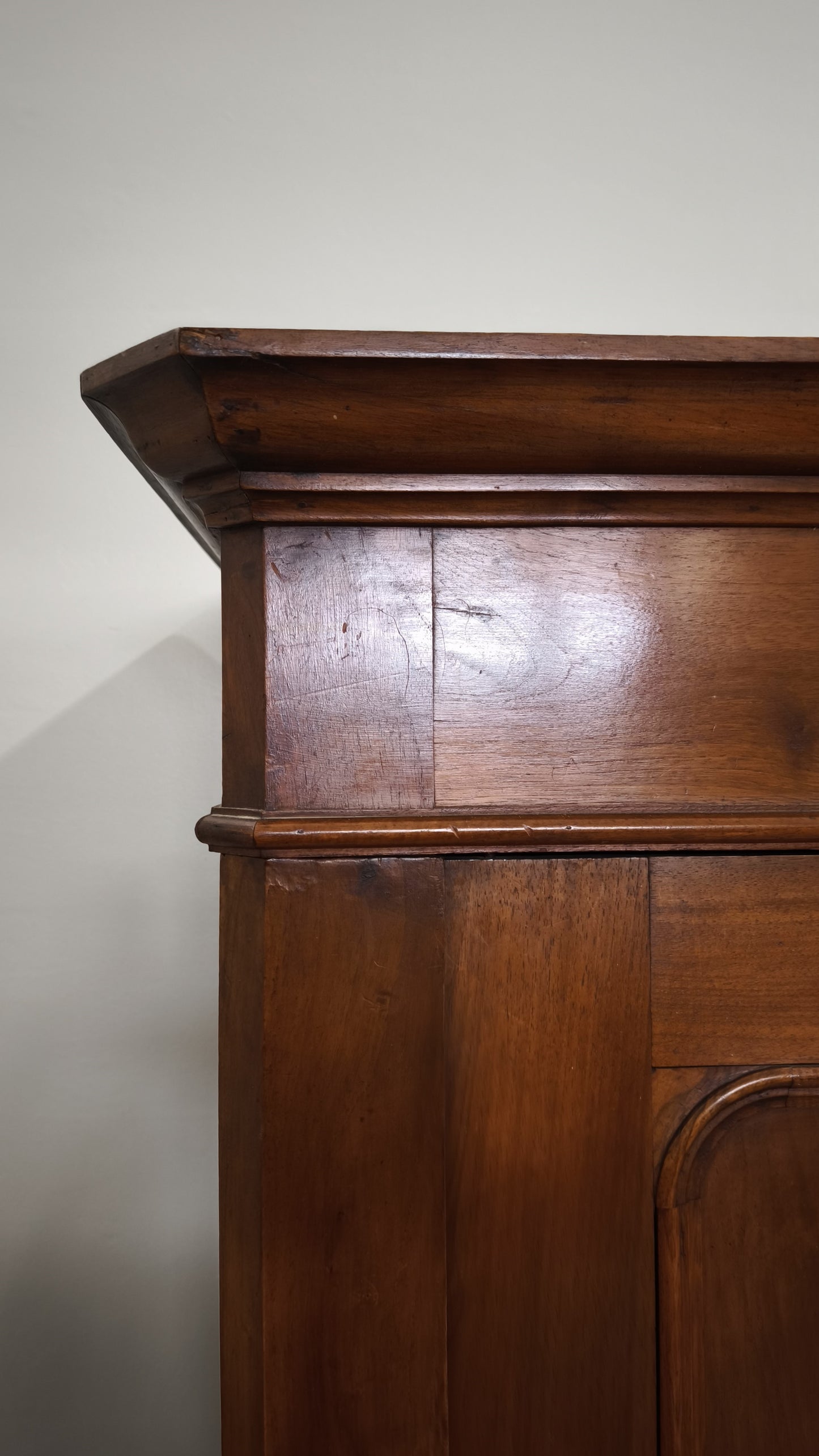 89988 Armadio due ante in legno massello