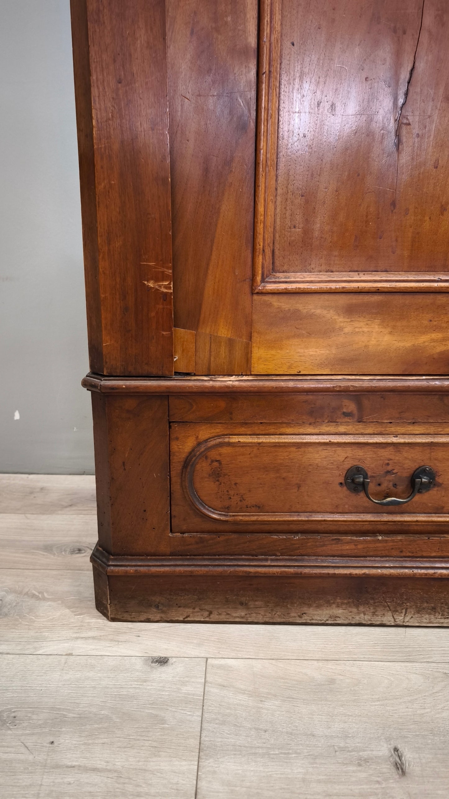 89988 Armadio due ante in legno massello