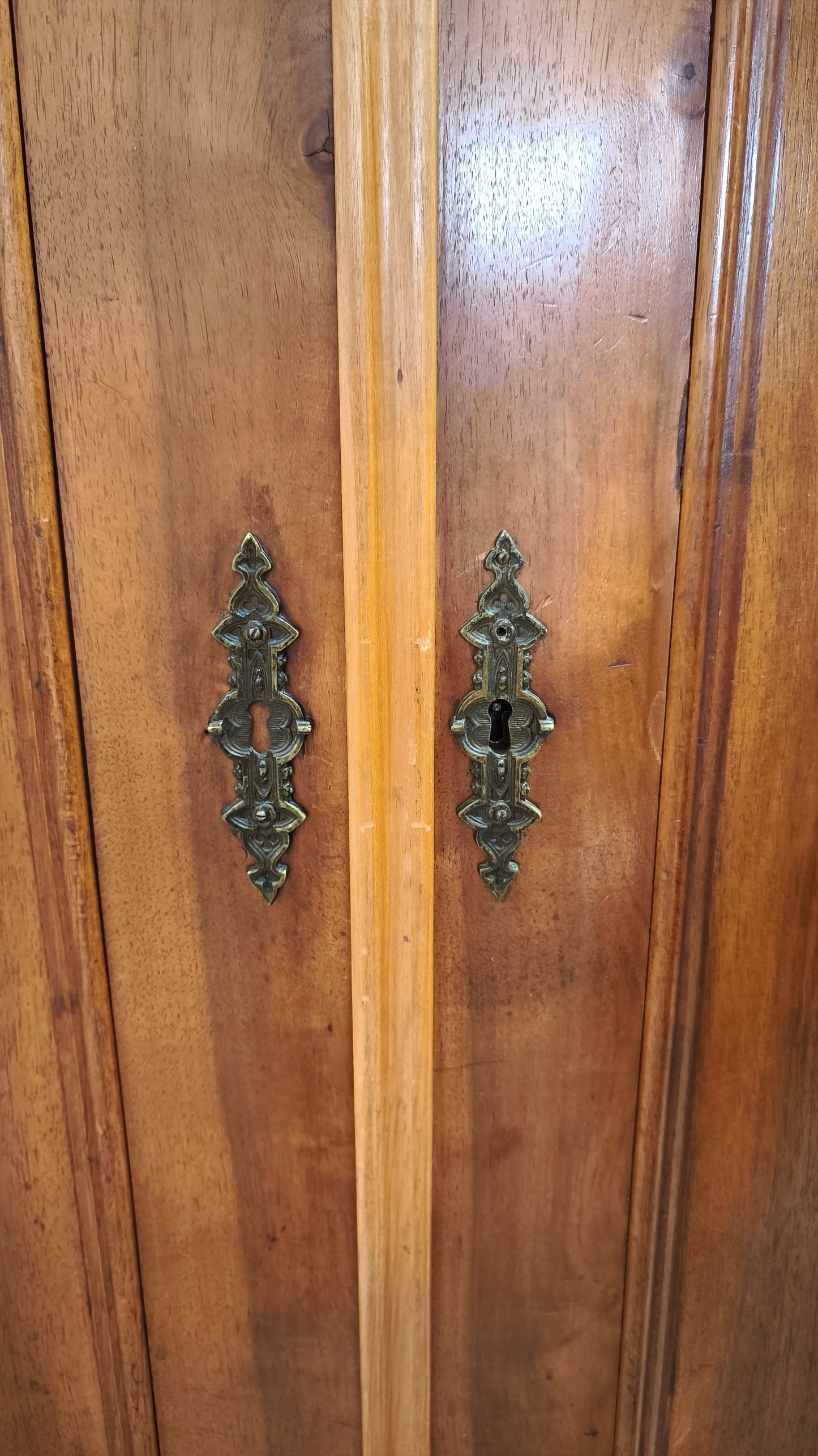 89988 Armadio due ante in legno massello