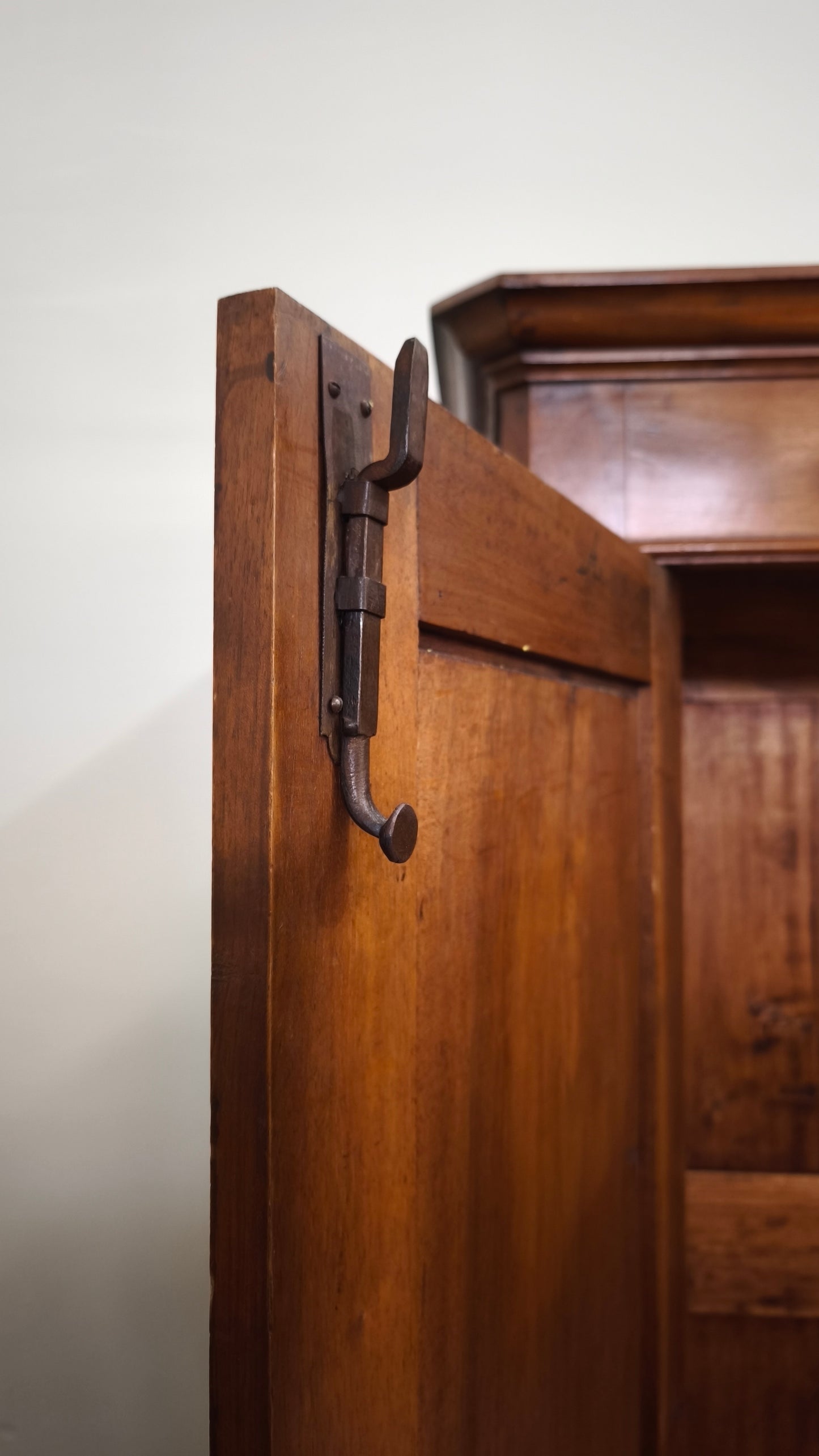 89988 Armadio due ante in legno massello