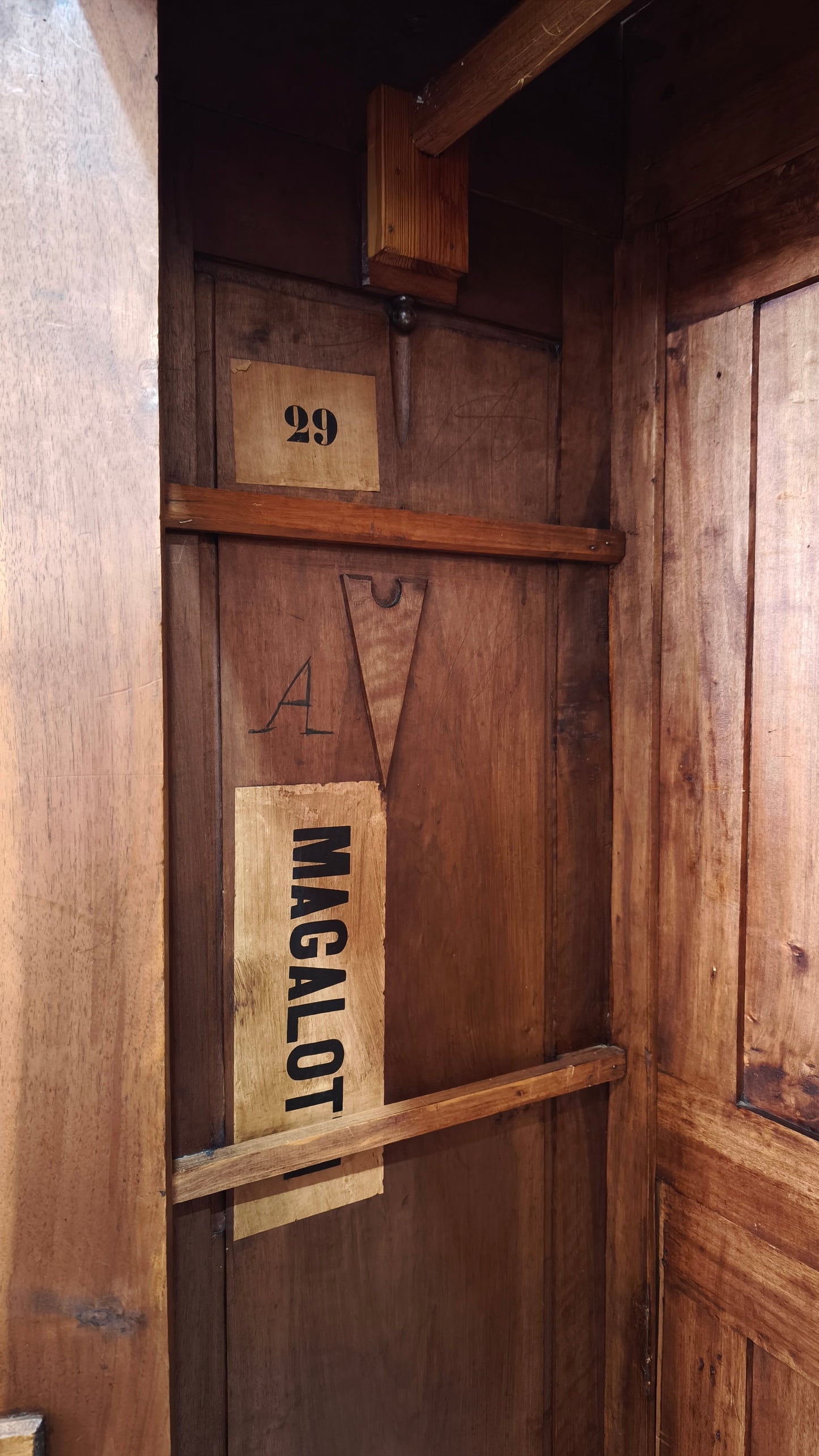89988 Armadio due ante in legno massello